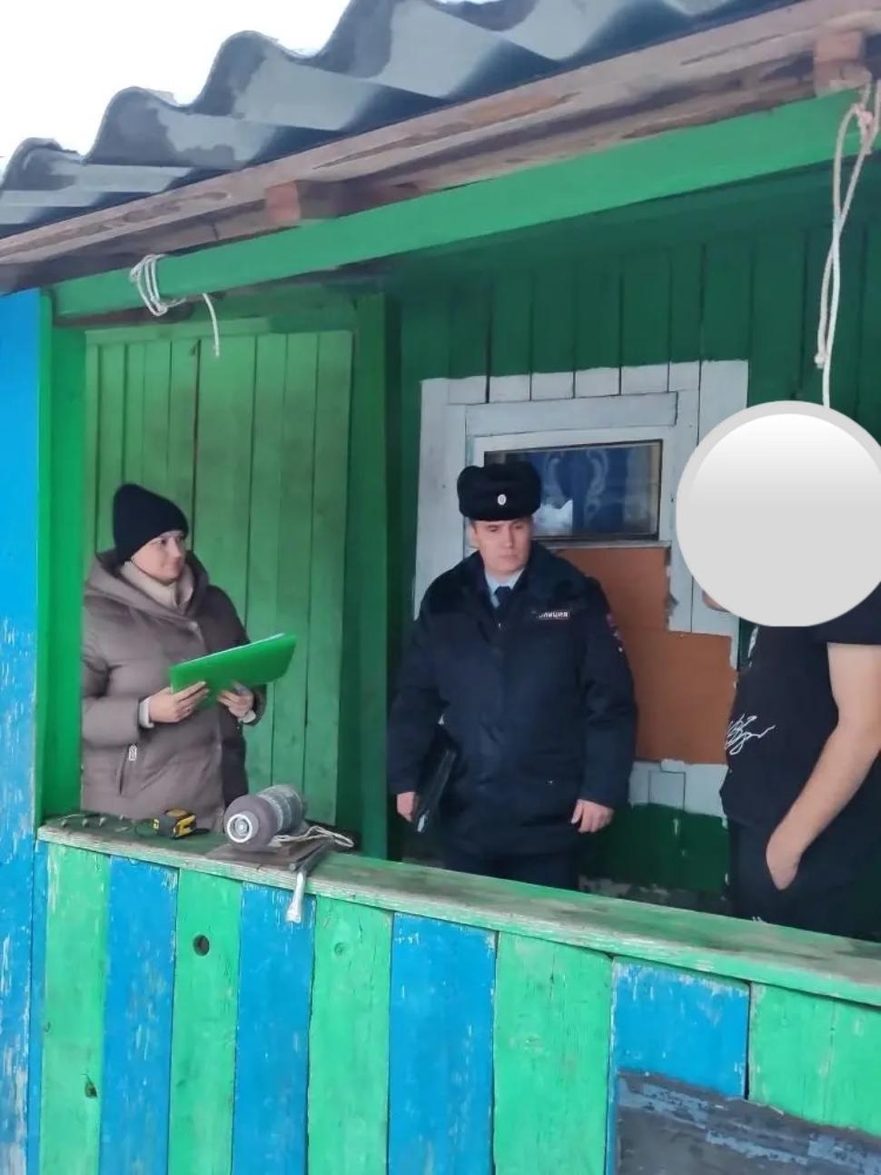 Специалисты Бессоновского комплексного центра социального обслуживания населения совместно с сотрудниками ОМВД России по Бессоновскому району провели профилактические посещения семей