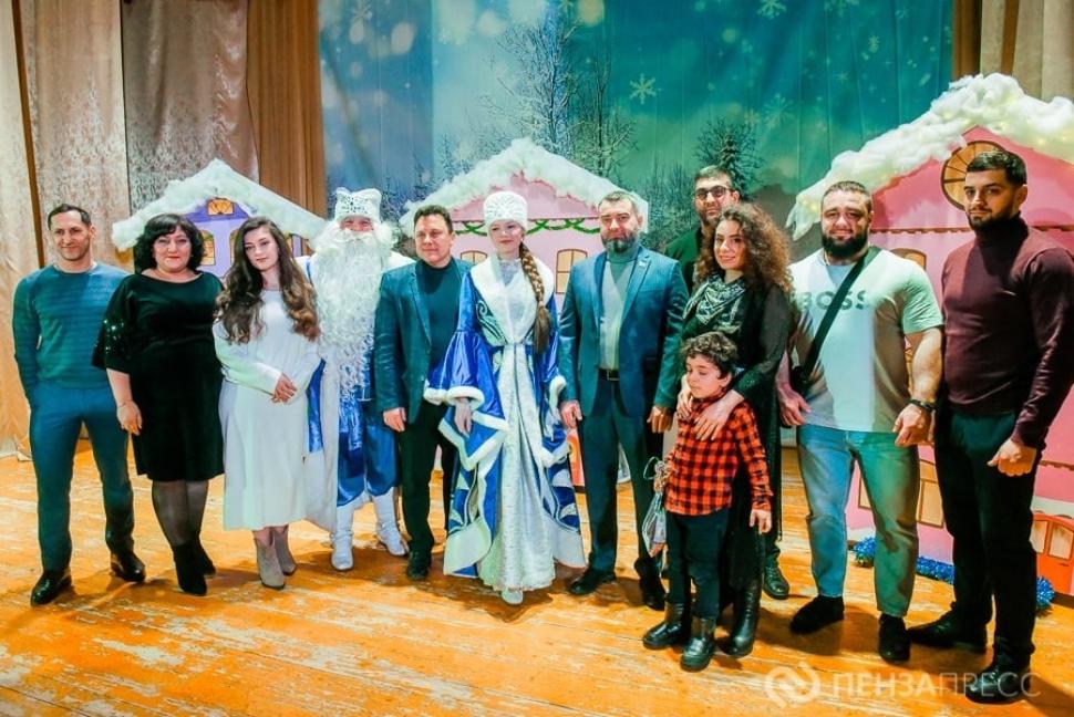 В Бессоновском Доме культуры прошла Новогодняя елка для юных жителей района.