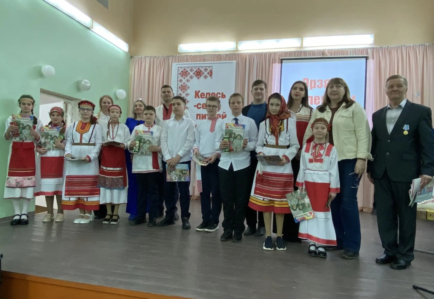 В филиале МБОУ СОШ с.Сосновка в с.Пазелки прошел ежегодный праздник -  Эрзянь келень чи! 