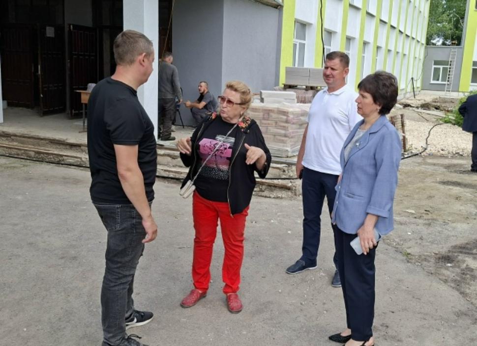 Глава Бессоновского района Наталья Шалдаева провела выездную проверку хода капитального ремонта средней школы имени Героя Советского Союза А.М. Кижеватова. Глава Бессоновского района Наталья Шалдаева провела выездную проверку хода капитального ремонта средней школы имени Героя Советского Союза А.М. Кижеватова.