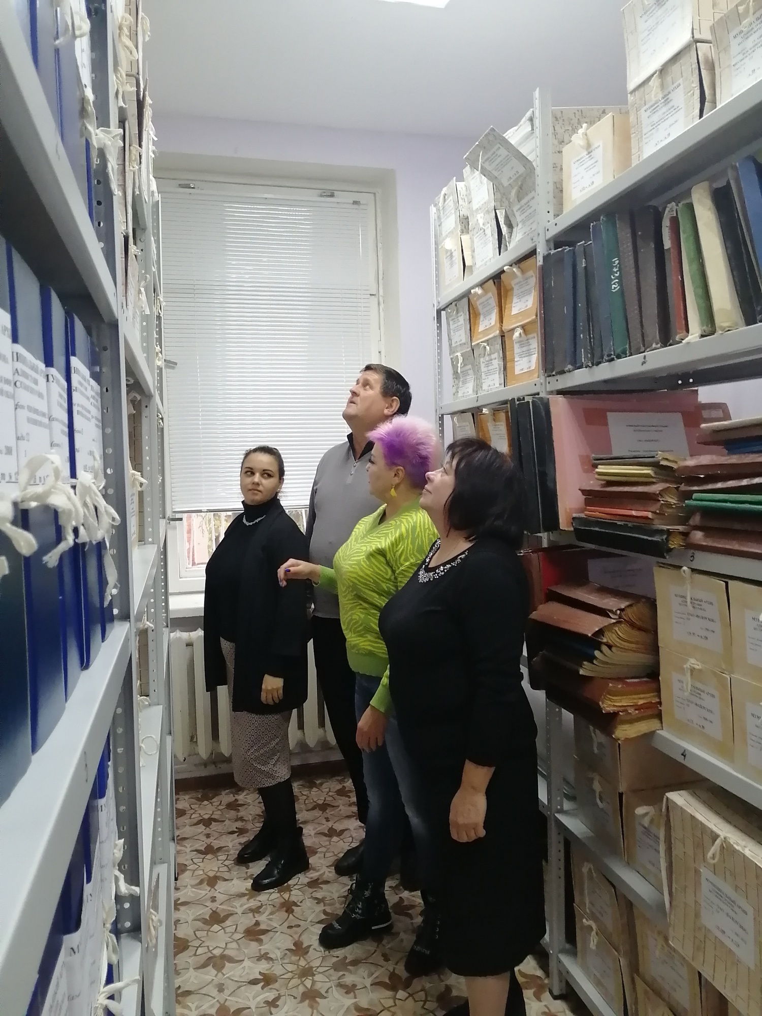 Заместитель начальника архивного отдела администрации Бессоновского района провела экскурсию по архивохранилищу