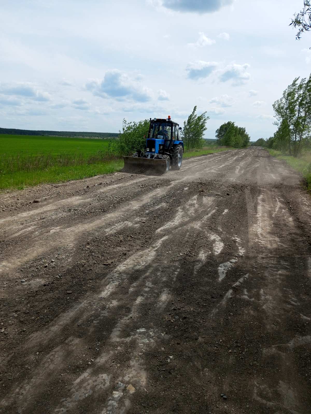 В Бессоновском районе проводится работа по грейдерованию дорог местного значения