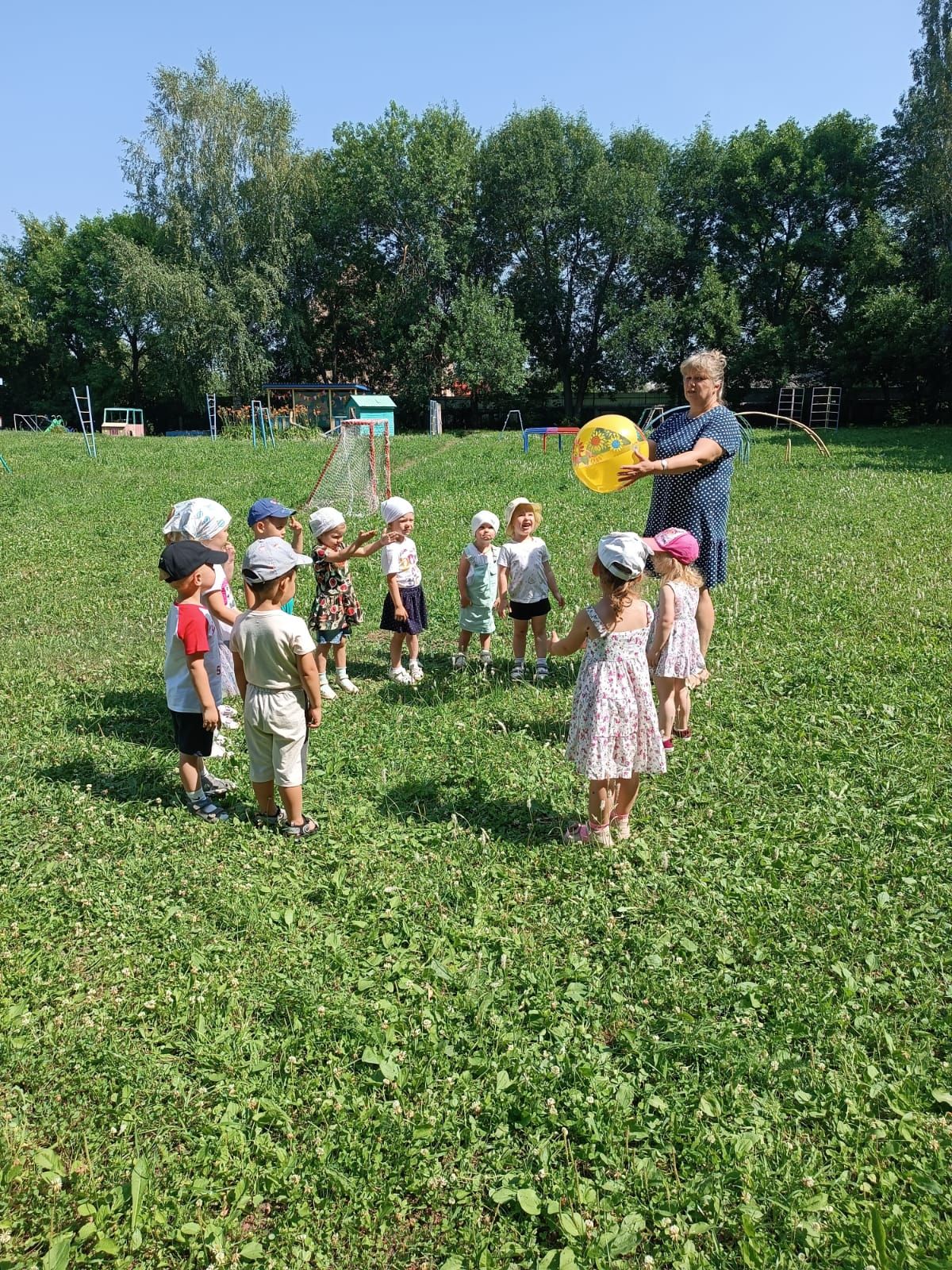 «День веселого мяча» в детском саду села Чемодановка.
