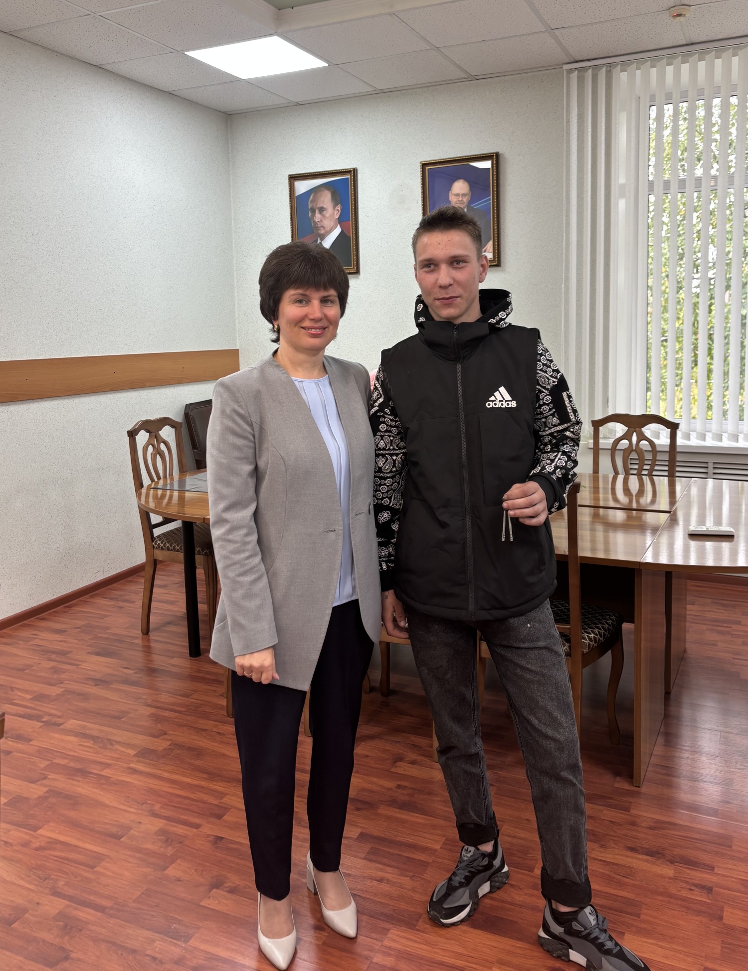 Вручение ключей от квартир  ребенку, оставшемуся без попечения родителей.