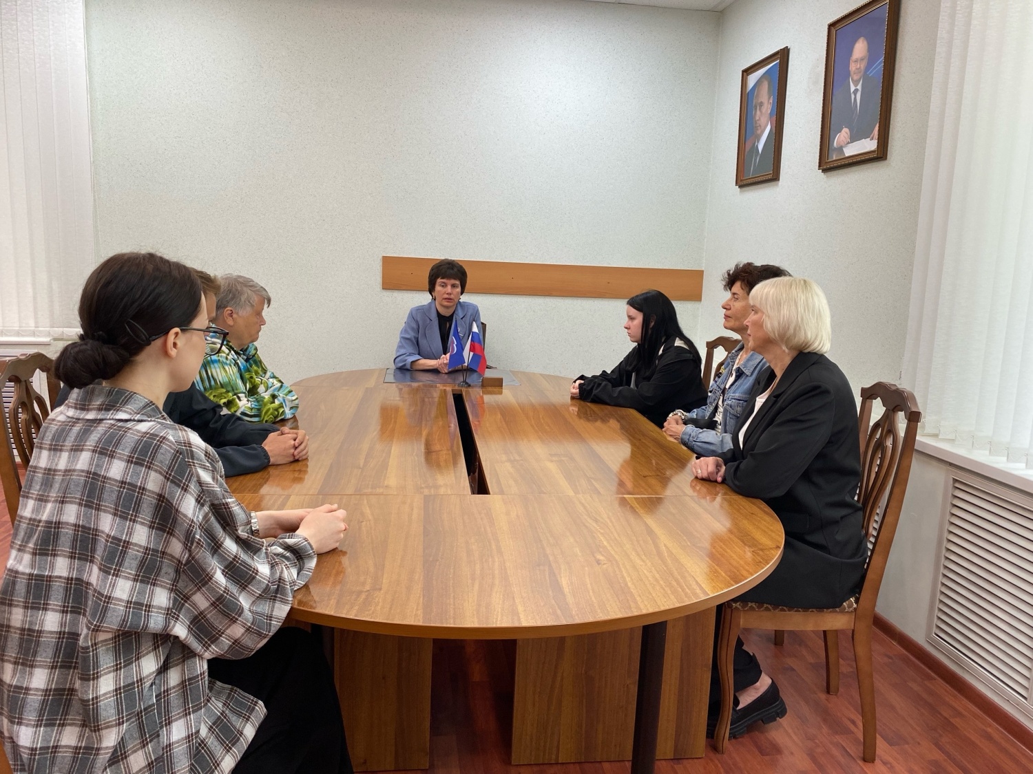 В торжественной обстановке глава района Наталья Шалдаева вручила ключи от новых благоустроенных квартир ребятам, оставшимся без попечения родителей