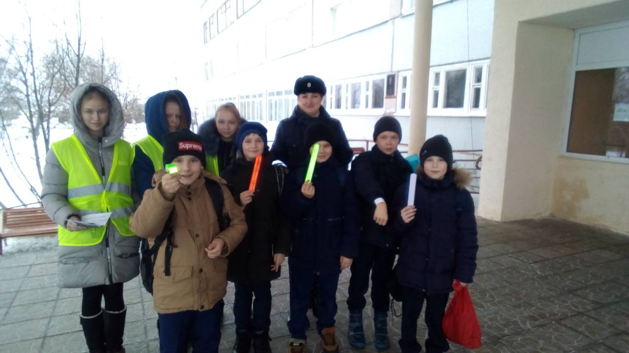 Автоинспекторы Бессоновского района контролируют наличие световозвращающих элементов у школьников