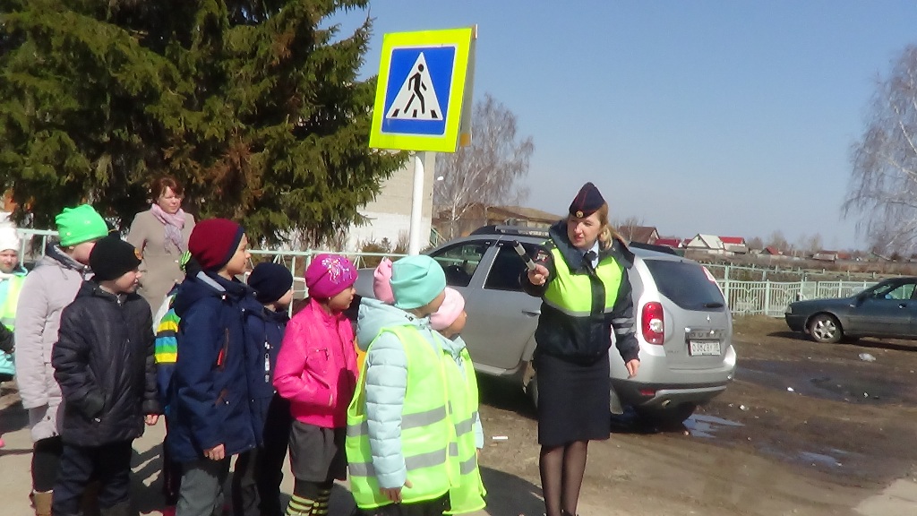 Закрепить на практике знания Правил дорожного движения, отработать практические навыки безопасного поведения на дороге – таковы были цели профилактической акции «Шагающий автобус»