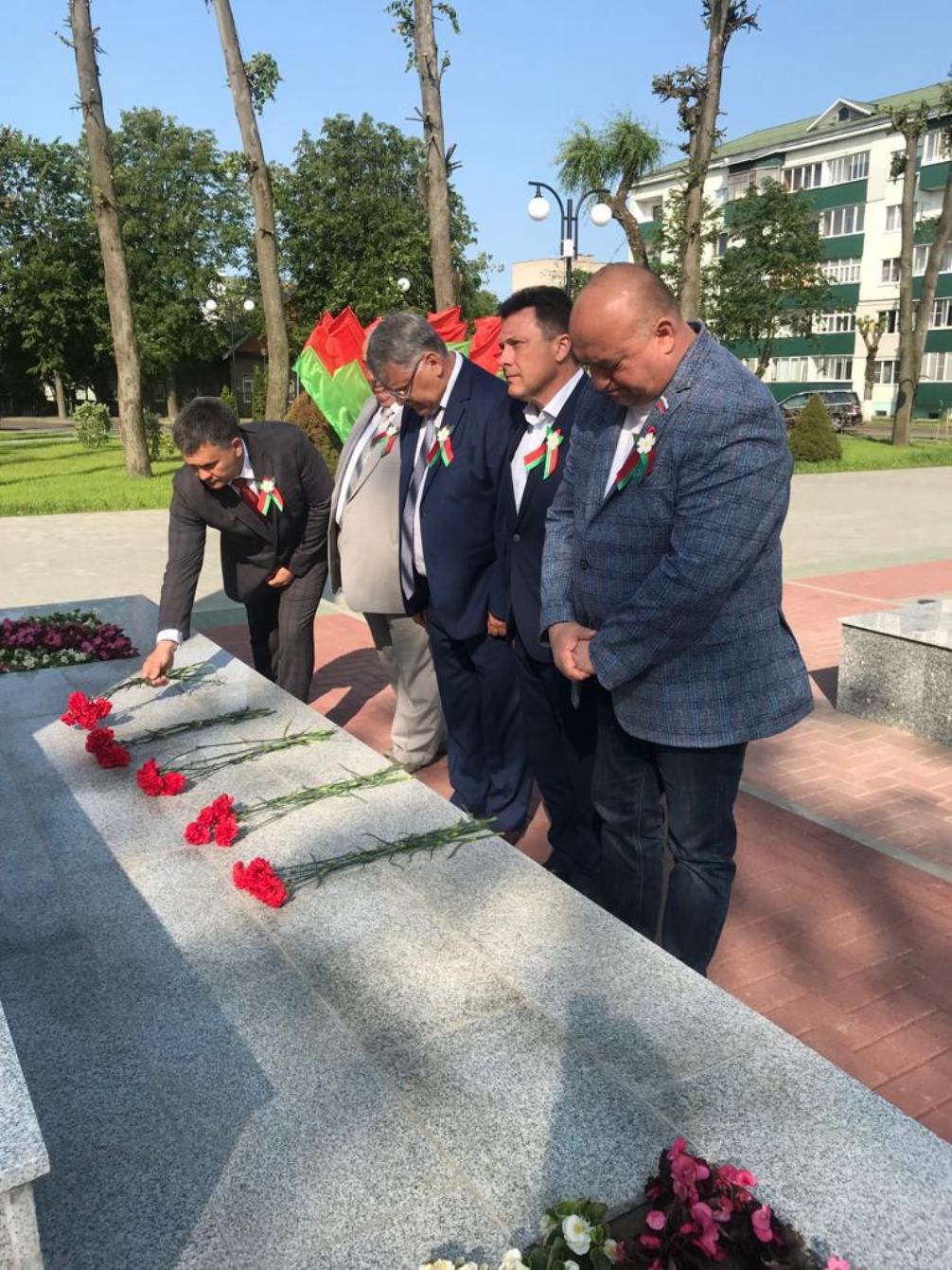 Делегация Бессоновского района приняла участие в возложении цветов