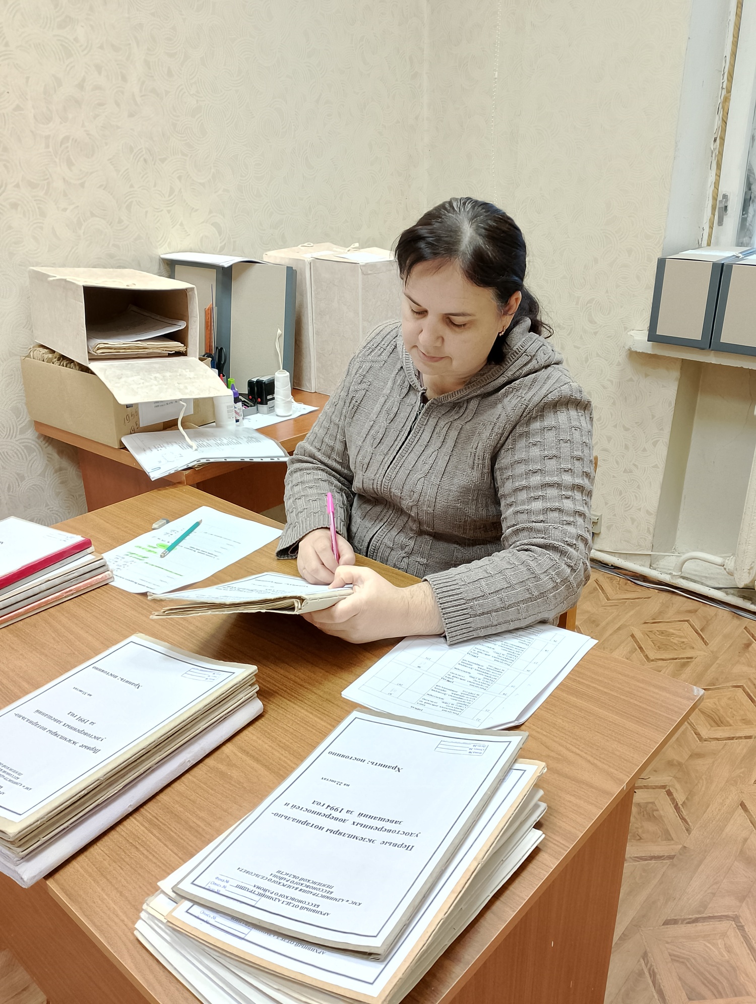      Рабочие будни архивного отдела администрации Бессоновского района