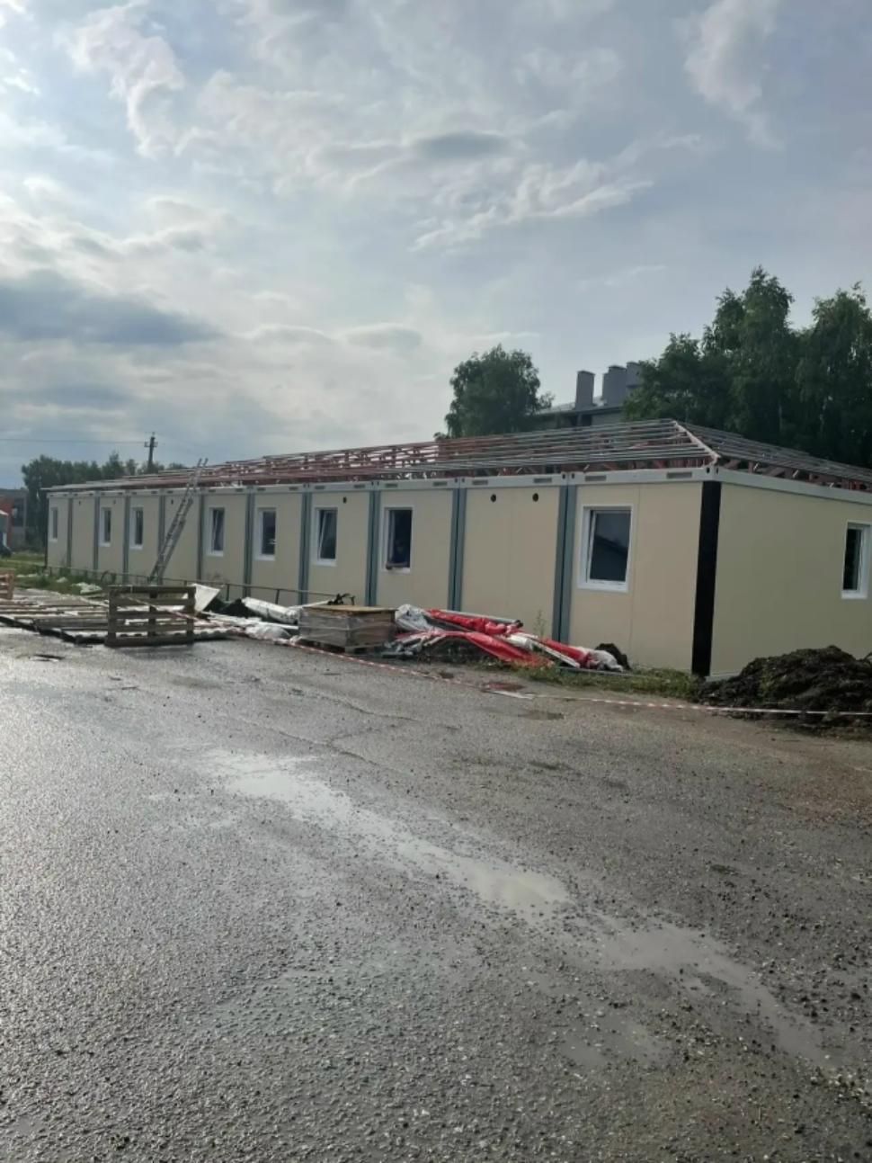 В селе Кижеватово Бессоновского района ведётся монтаж здания новой врачебной амбулатории. 