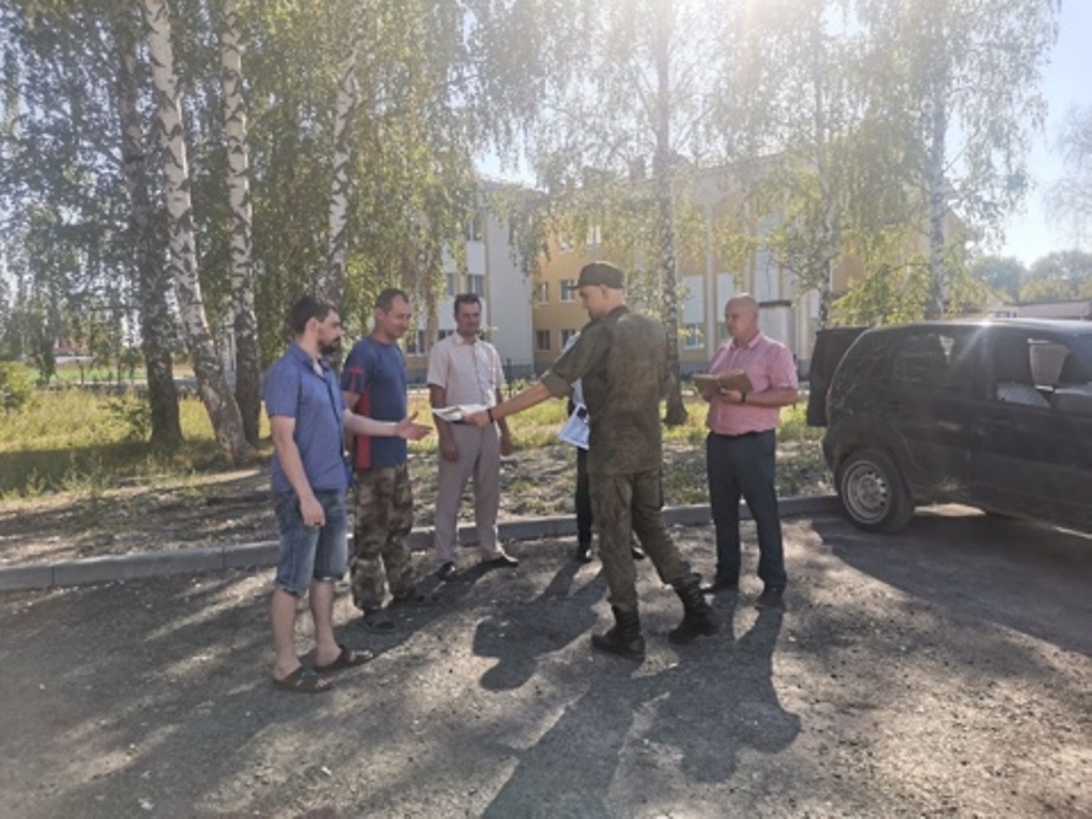 Инструктор Пункта отбора на военную службу по контракту г. Пенза Максим Ворошилов и глава администрации Чемодановского сельсовета Олег Сурков провели  встречу с жителями Чемодановского сельсовета