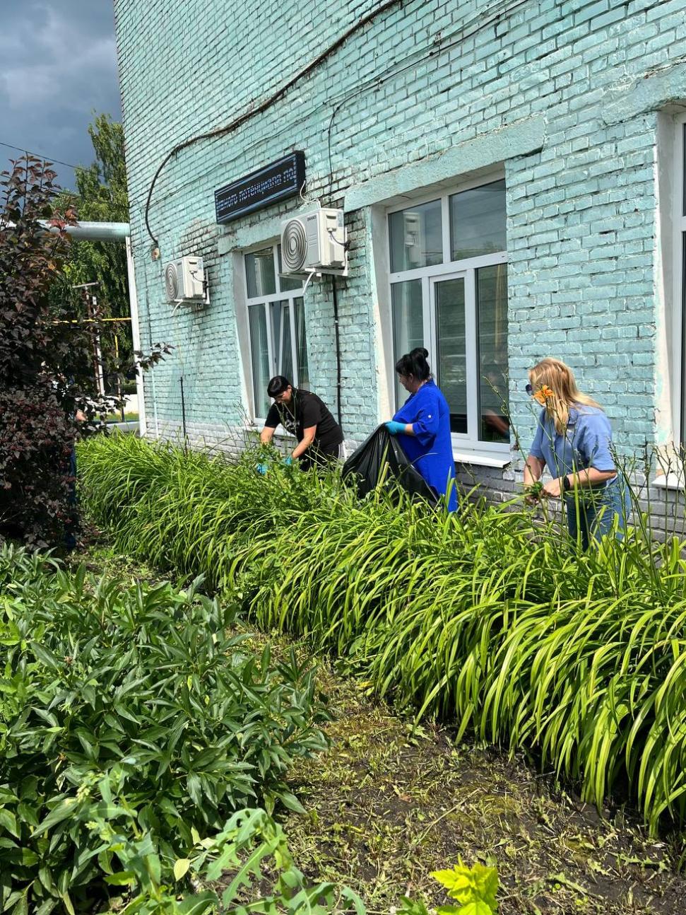 Специалисты Бессоновского комплексного центра социального обслуживания населения приняли участие в санитарной пятнице