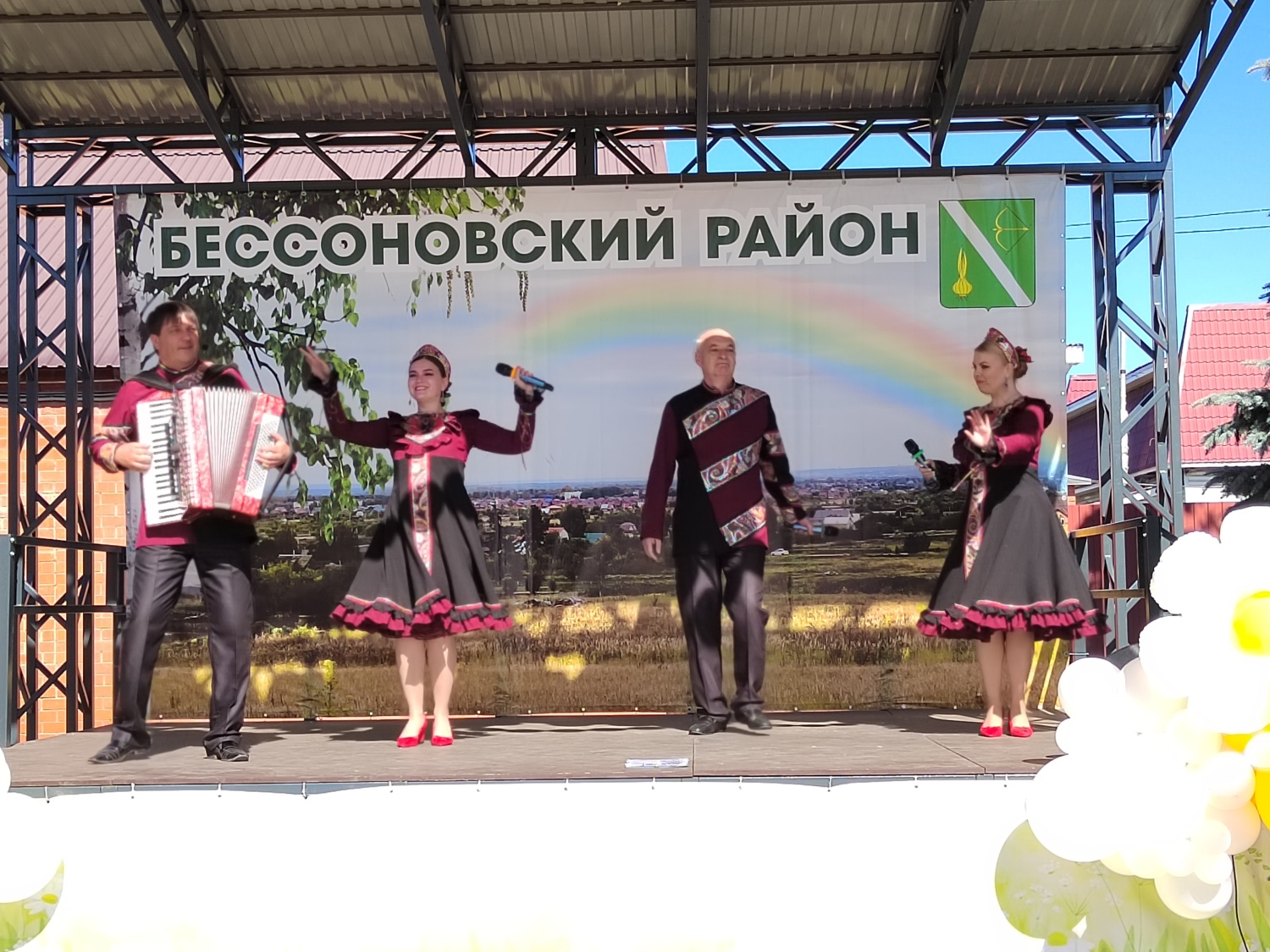 "Творческие встречи" в Бессоновке: Ансамбль "Горница" подарил концерт на обновленной площади "Творческие встречи" в Бессоновке: Ансамбль "Горница" подарил концерт на обновленной площади