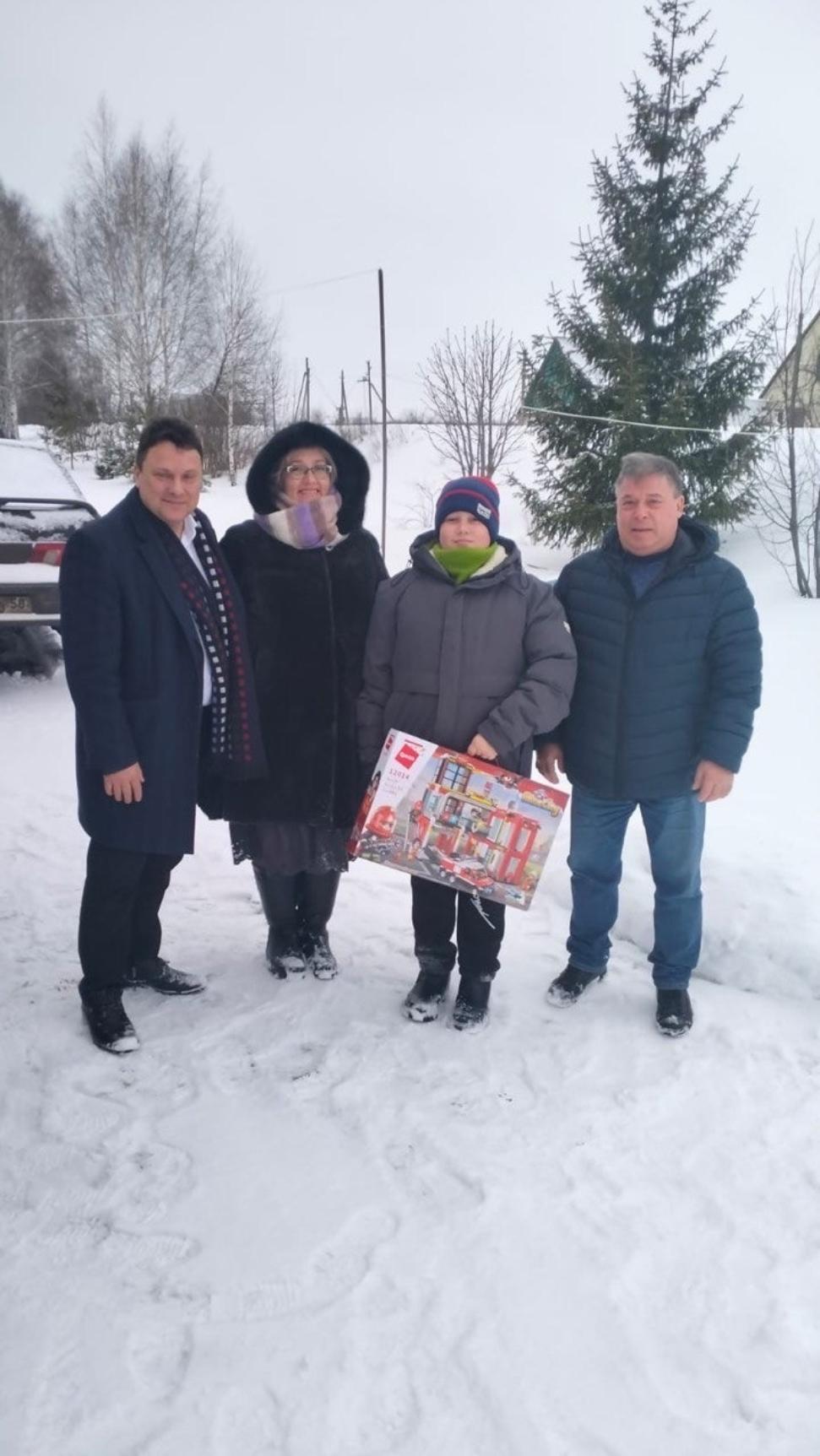 Глава Бессоновского района Александр Воронков и депутат Собрания представителей Бессоновского района Сергей Цырин посетили семьи погибших участников СВО