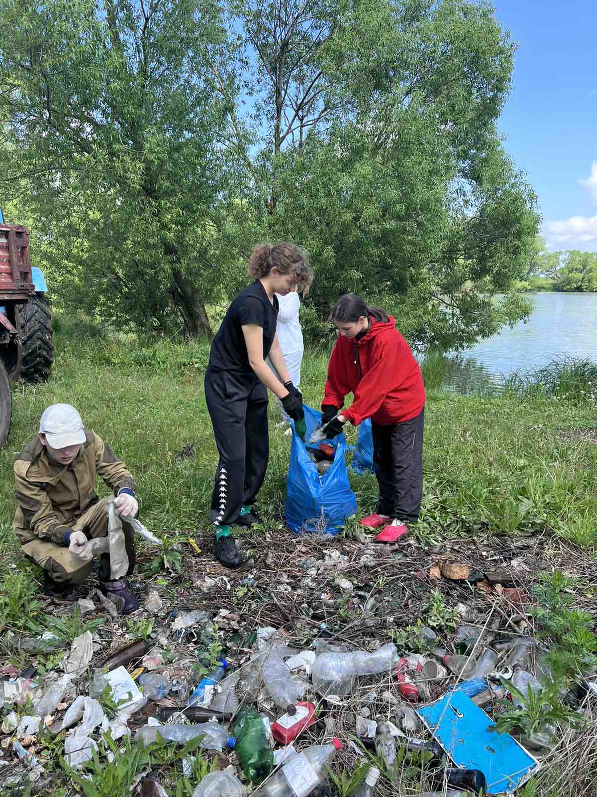 Проведена акция по очистке берегов малых рек и водоемов от мусора