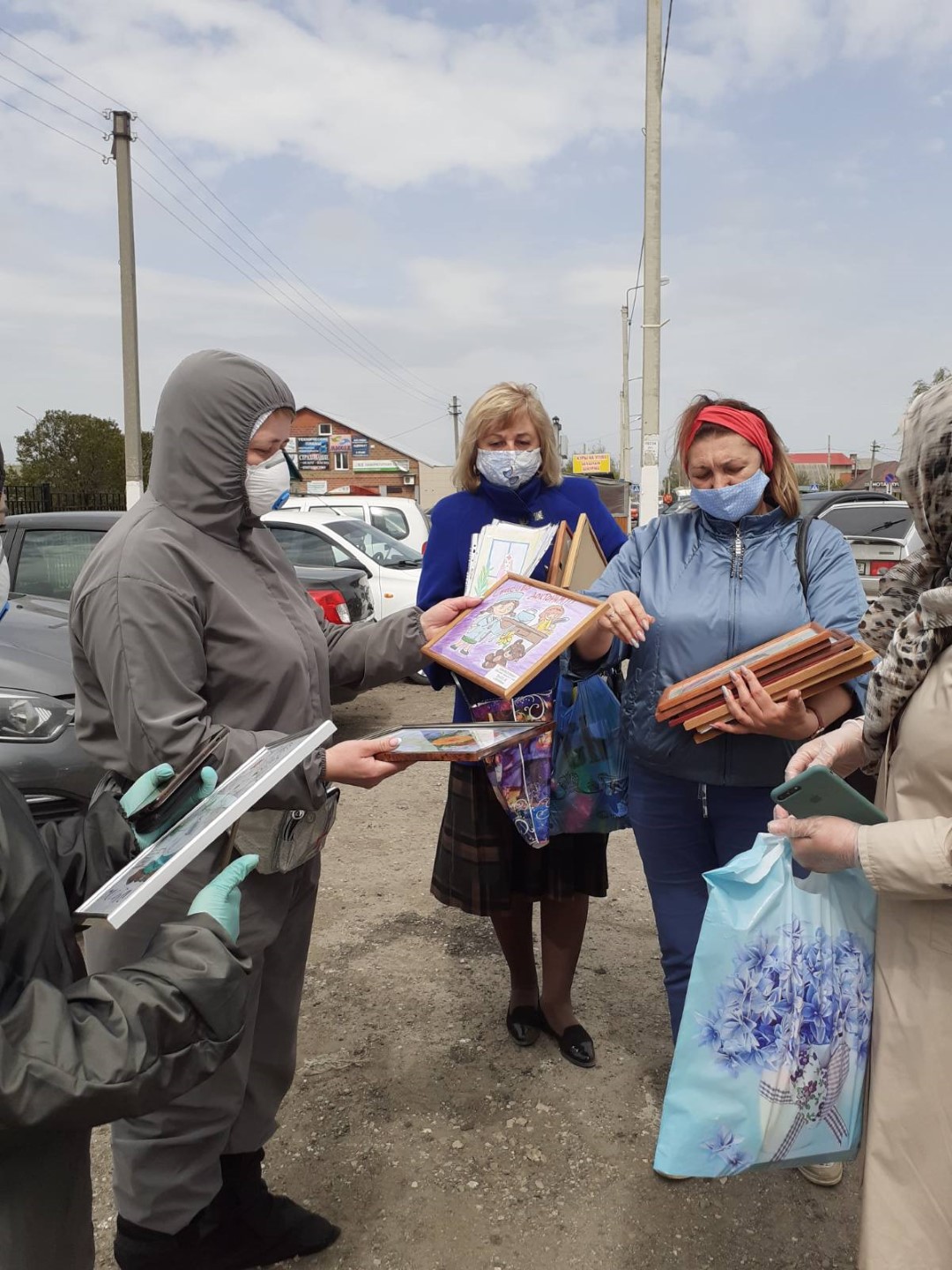 Врачам Бессоновской районной больницы передали подарки, изготовленные руками детей