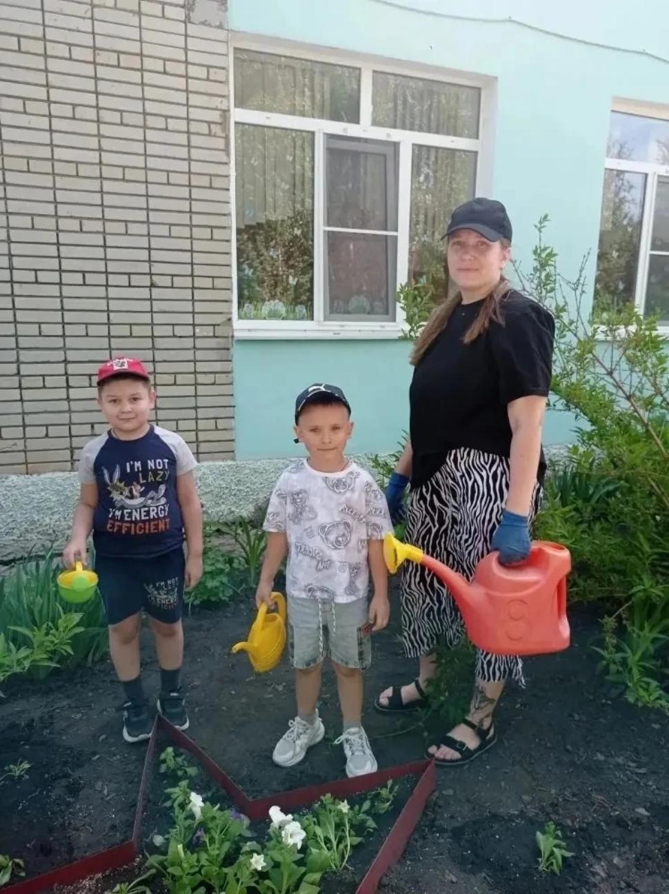 Посади цветок на клумбе