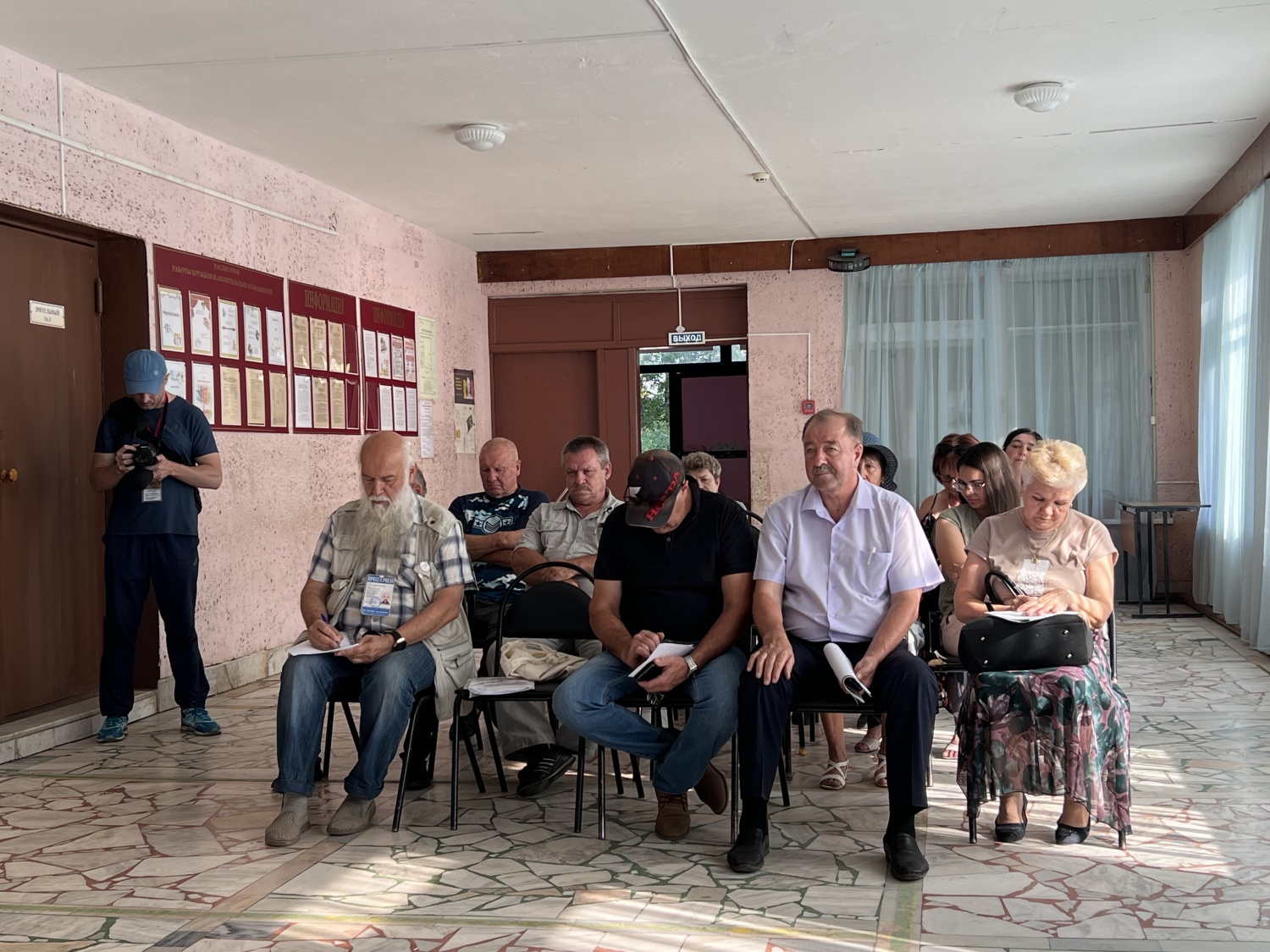В с. Степановка состоялась рабочая встреча с населением первого заместителя главы Бессоновского района Александра Карагодина