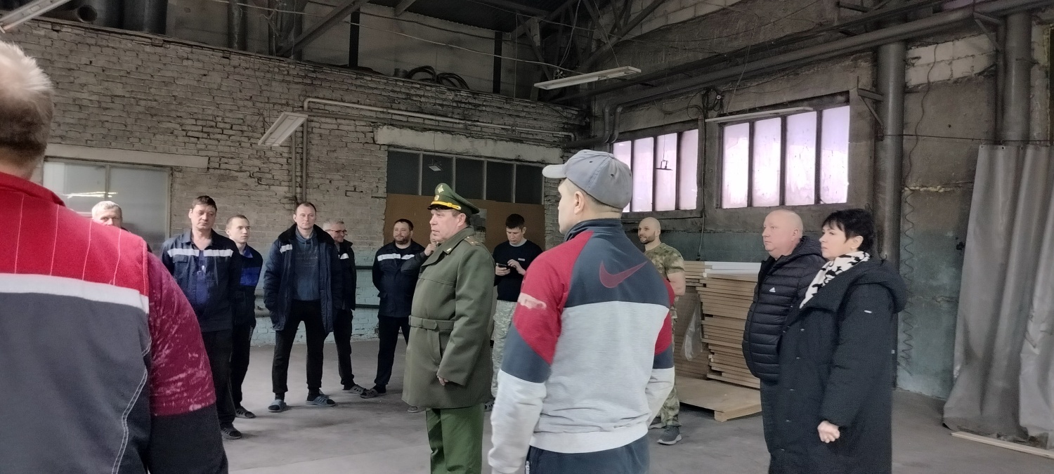 Заместитель главы местной администрации Ирина Антонова  и  военный комиссар по Бессоновскому и Мокшанскому районам Александр Пруцков  встретились  с коллективом ООО «ЛесКом»