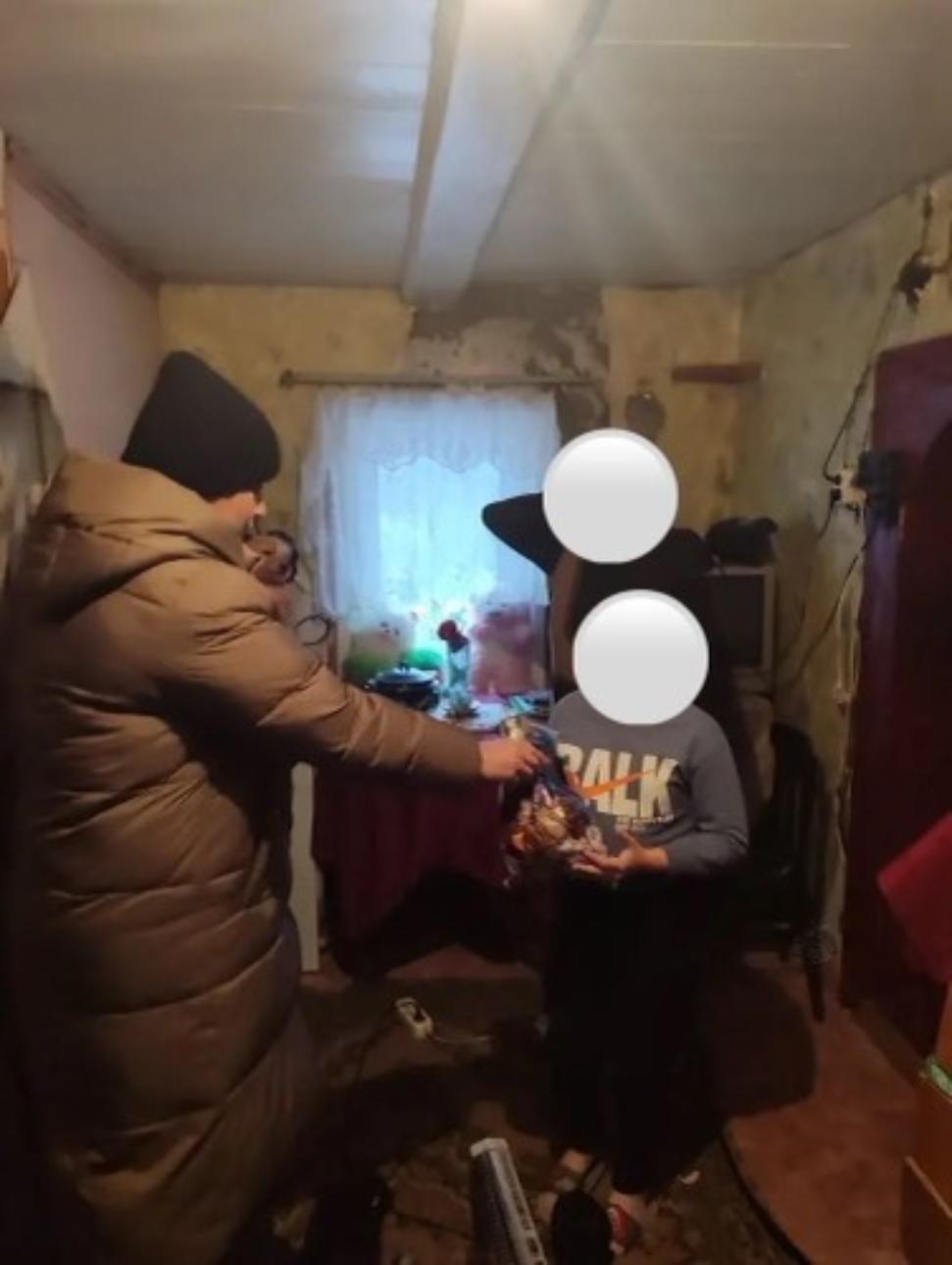 Специалисты Бессоновского комплексного центра социального обслуживания населения провели профилактическое посещение семей,