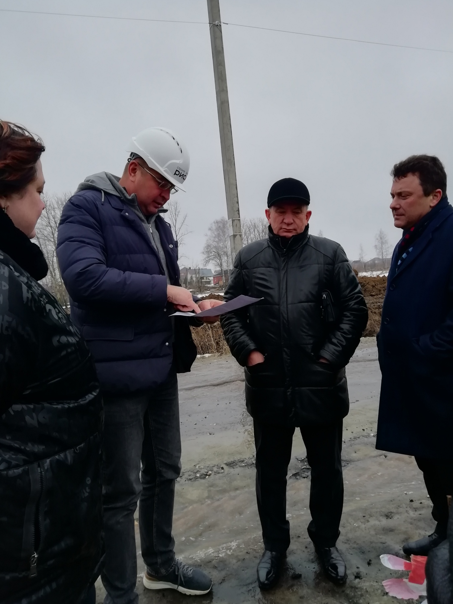 Планерка на строительной площадке школы на 550 мест в с. Бессоновка. Планерка на строительной площадке школы на 550 мест в с. Бессоновка.