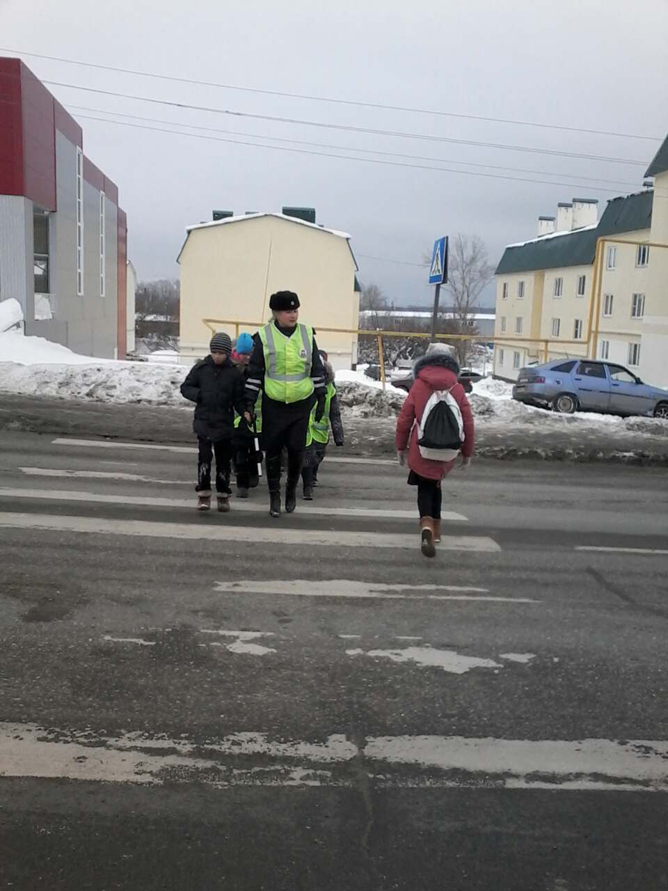 Школьники вместе с автоинспекторами изучают безопасный маршрут «дом-школа-дом»