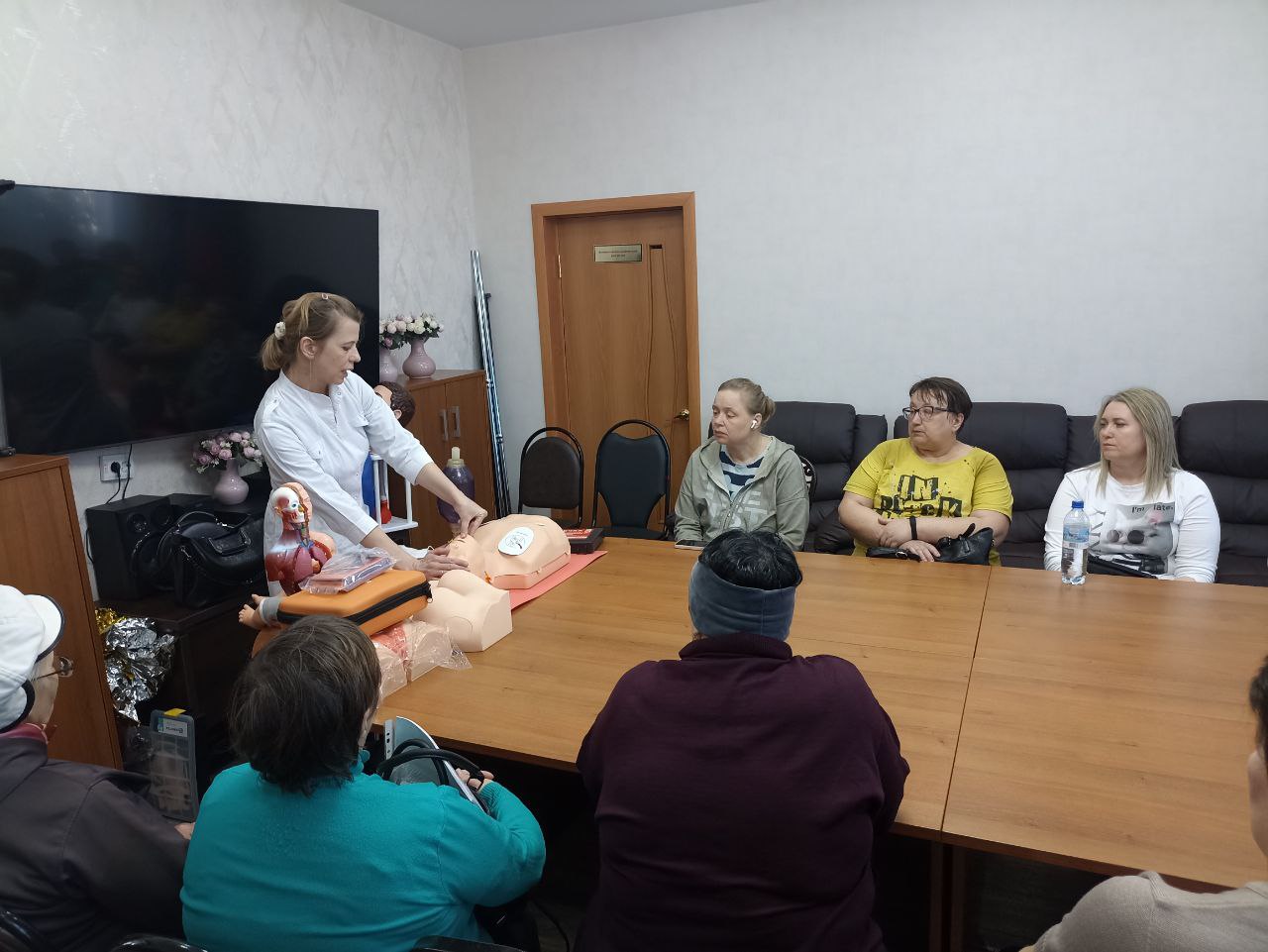 Обучение навыкам оказания первой помощи.