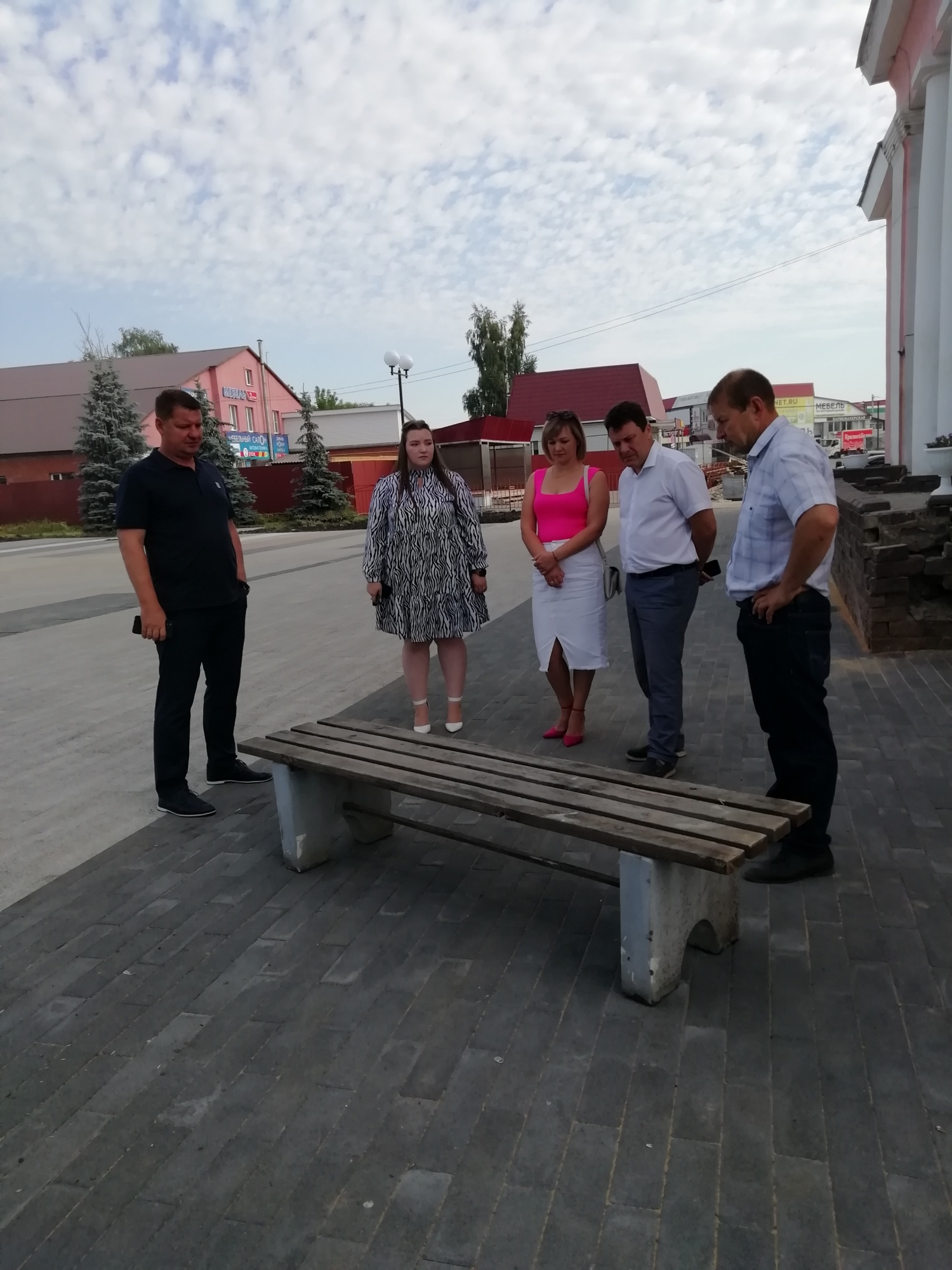 Глава района Александр Воронков начал рабочий день с планерки на территории районного Дома культуры в с. Бессоновка