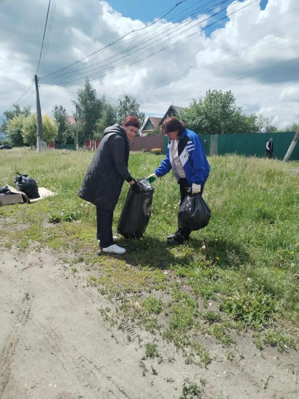 Сотрудники УСЗН администрации Бессоновского района провели уборку закрепленной территорий