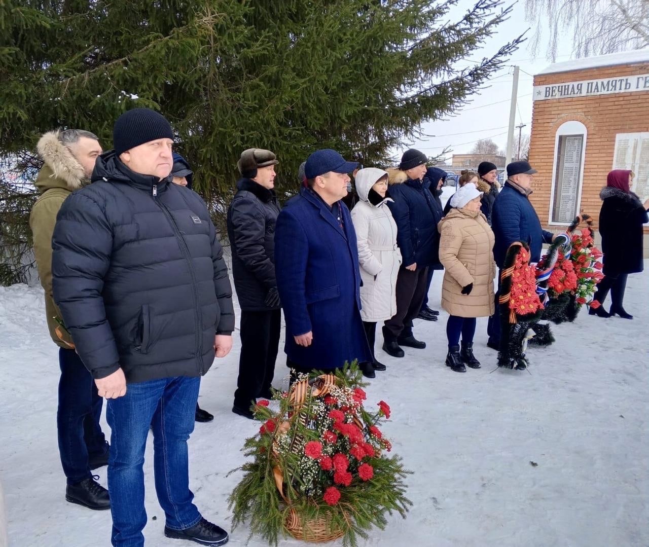 Торжественное возложение венков и цветов в День защитника Отечества