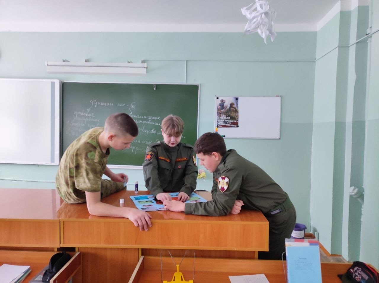 Юнармейцы Степановской средней школы подготовила газету, посвященную Году защитника Отечества 2025 Юнармейцы Степановской средней школы подготовила газету, посвященную Году защитника Отечества 2025