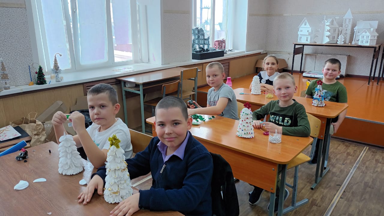 Новогодняя мастерская "Ёлки-палки" открылась в Центре детского творчества Новогодняя мастерская "Ёлки-палки" открылась в Центре детского творчества