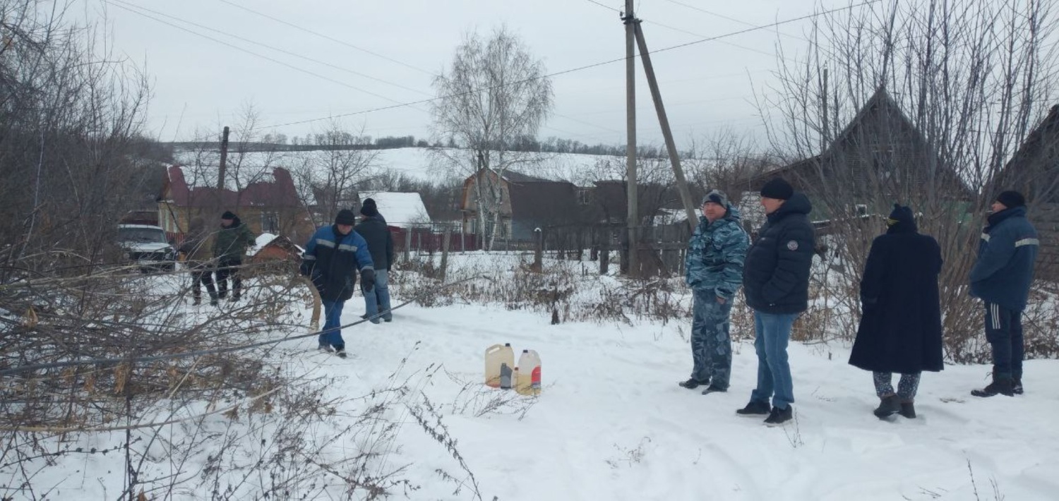 Проведена опиловка проблемных деревьев в селе Степное Полеологово.