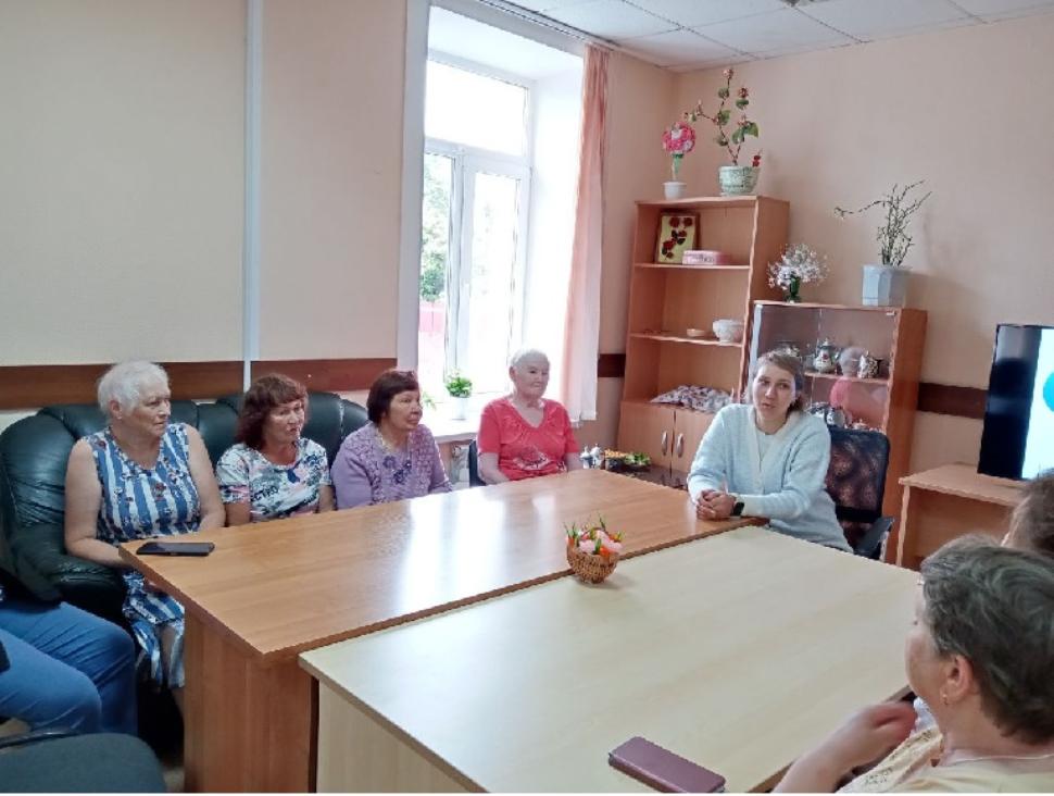 Встреча специалиста Бессоновского МФЦ с пенсионерами в Центре «Надежда» Встреча специалиста Бессоновского МФЦ с пенсионерами в Центре «Надежда»