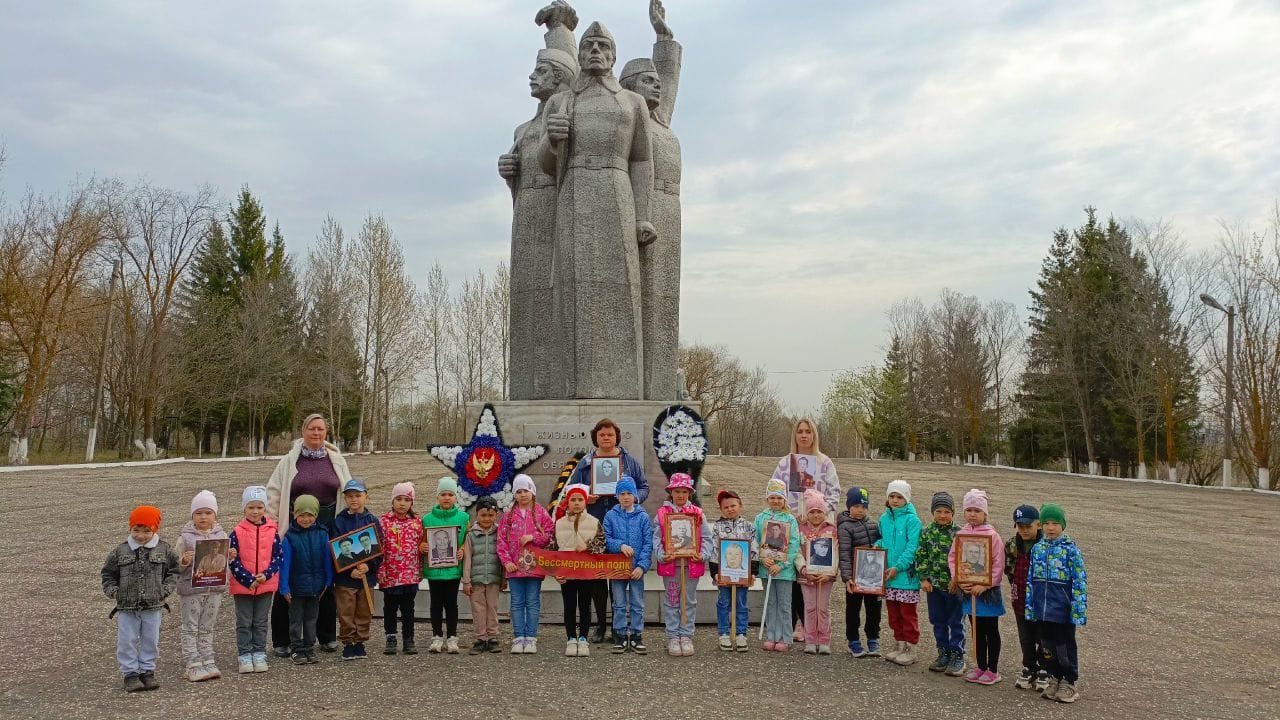Посетили с экскурсией Мемориальный комплекс села  Грабово  и почтили память войнов,  уходивших на фронт из нашего села.