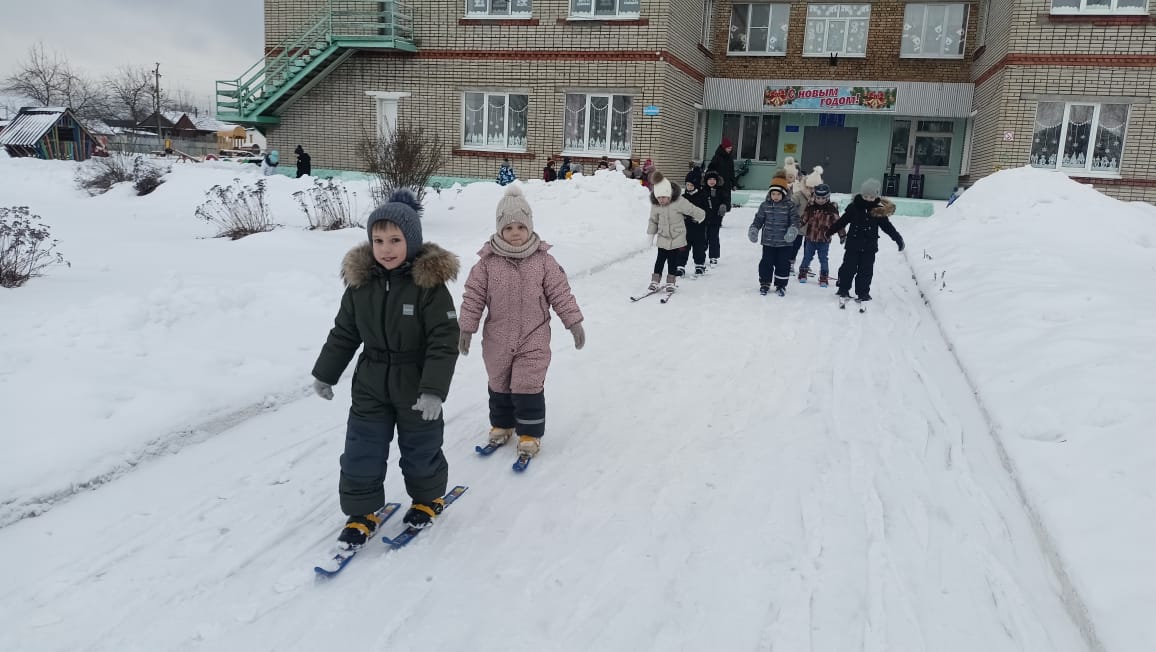 Лыжная прогулка в детском саду села Сосновка Лыжная прогулка в детском саду села Сосновка