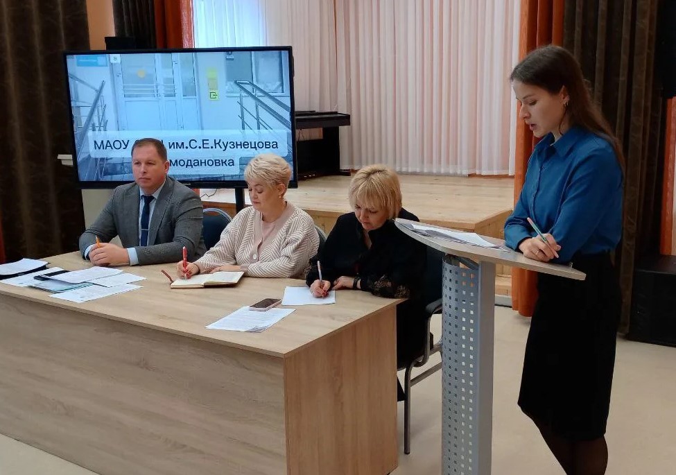 На базе МАОУ СОШ им.С.Е. Кузнецова в с.Чемодановка прошёл семинар для руководителей  общеобразовательных учреждений Бессоновского района 
