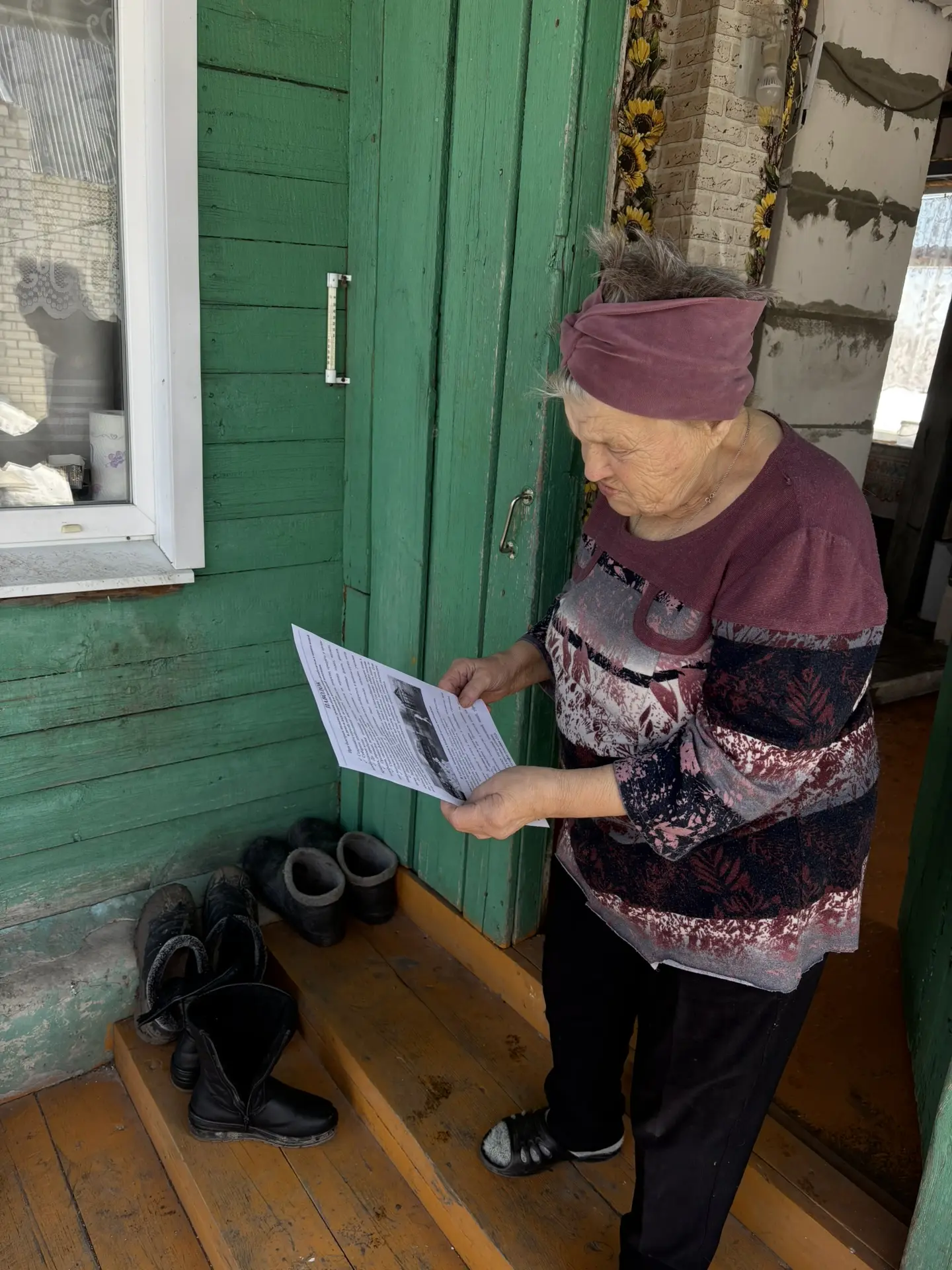 Сотрудники Пыркинского отделения социального обслуживания на дому Бессоновского комплексного центра социального обслуживания населения проводят с жителями профилактические беседы