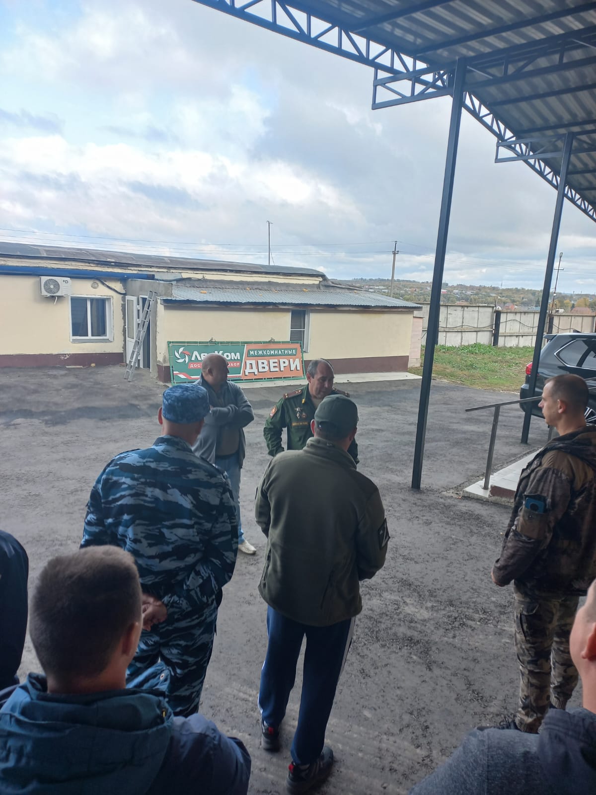 Члены рабочей группы по отбору граждан на военную службу по контракту приняли участие во встрече с населением