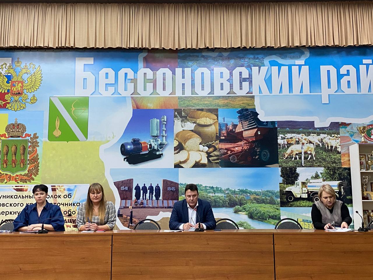 Глава Бессоновского района Александр Воронков провел планёрку Глава Бессоновского района Александр Воронков провел планёрку