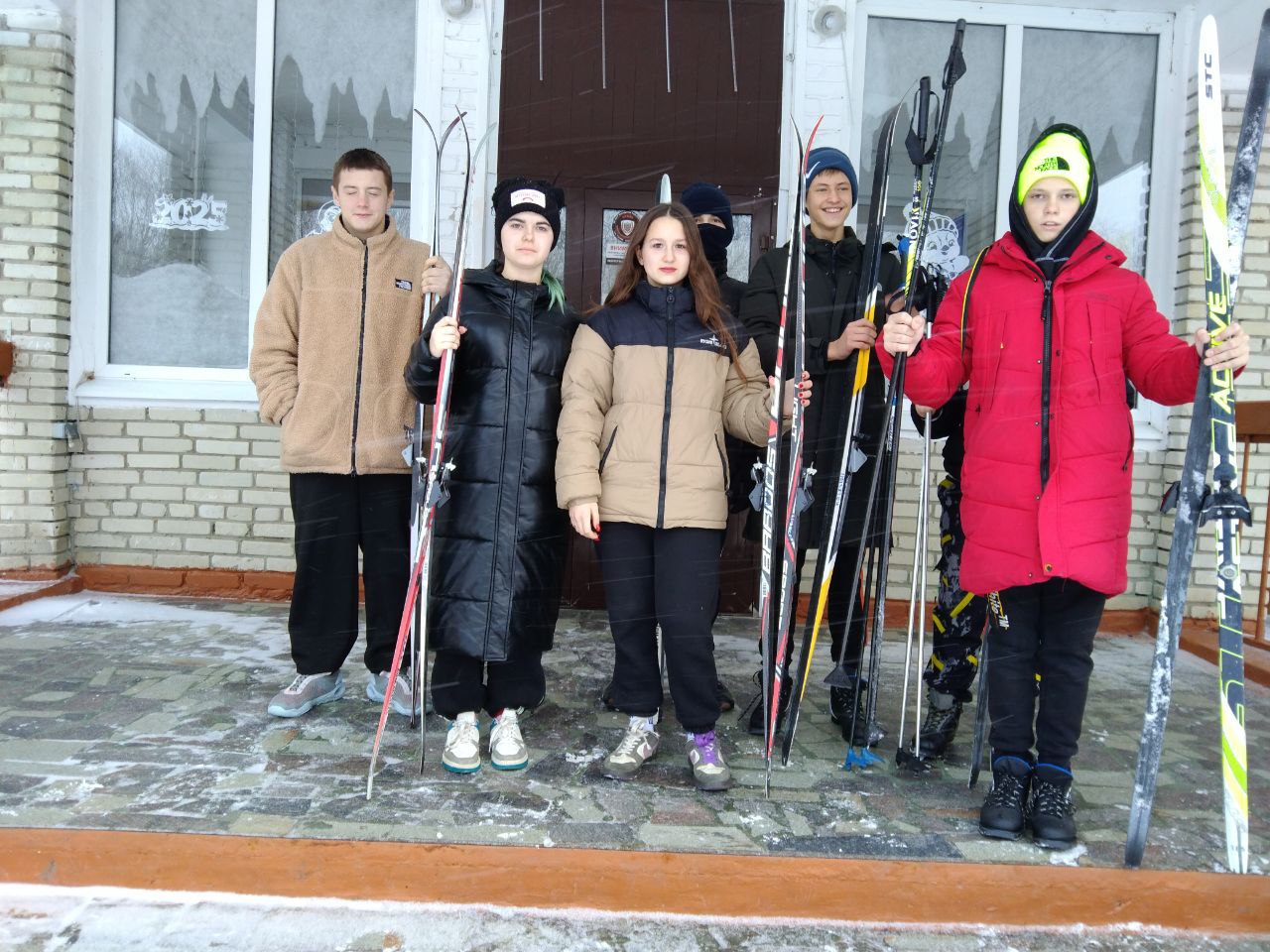 В средней школе №1 с. Грабово в рамках реализации «Декады спорта и здоровья» состоялись лыжные гонки на призы Деда Мороза."