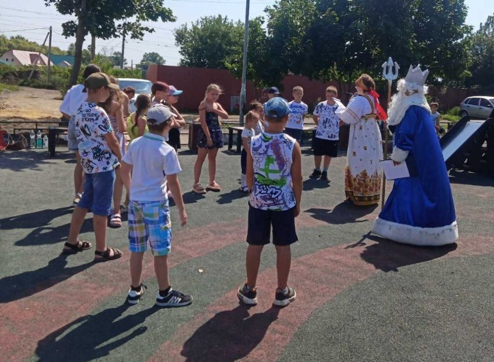 Театрализированно-игровая программа на летней площадке "В синем море, в белой пене", посвященная Дню Нептуна.