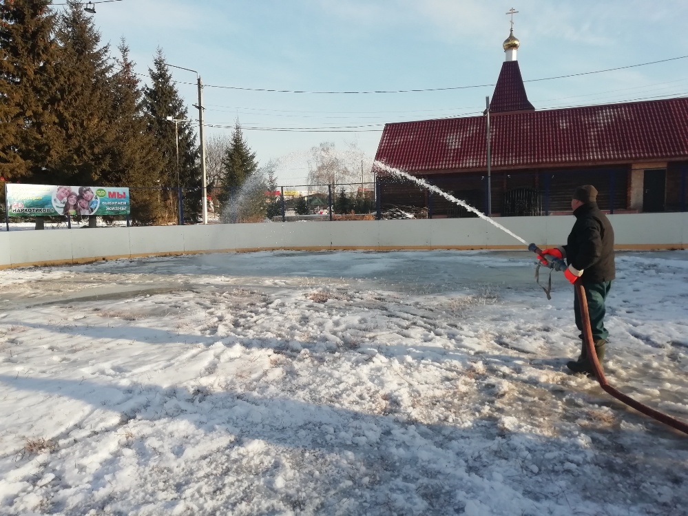 На хоккейной коробке в селе Бессоновка начались работы по заливке льда.
