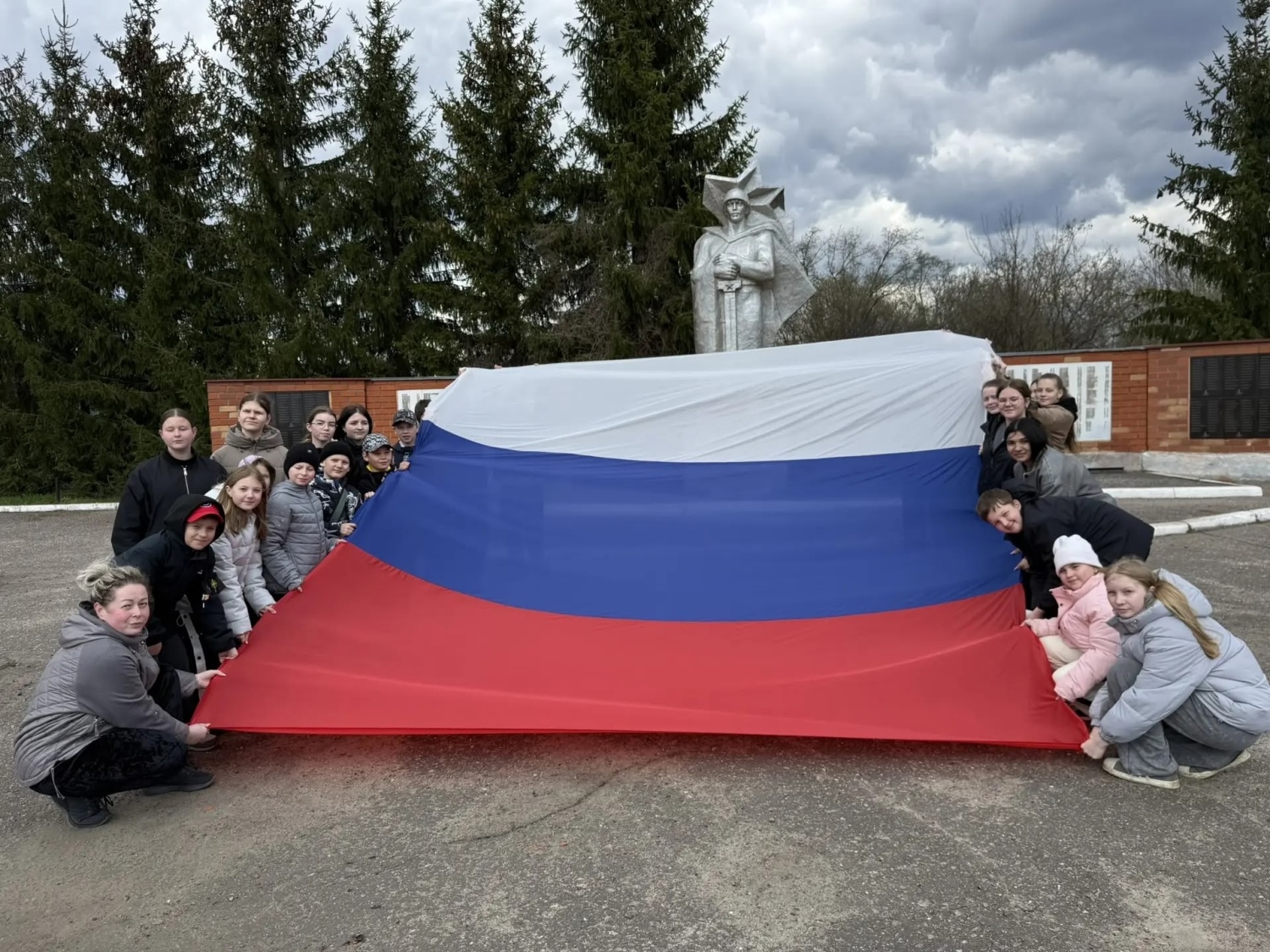 Наши герои достойны лучшего: школьники из Вазерок привели в порядок территорию памятника Наши герои достойны лучшего: школьники из Вазерок привели в порядок территорию памятника