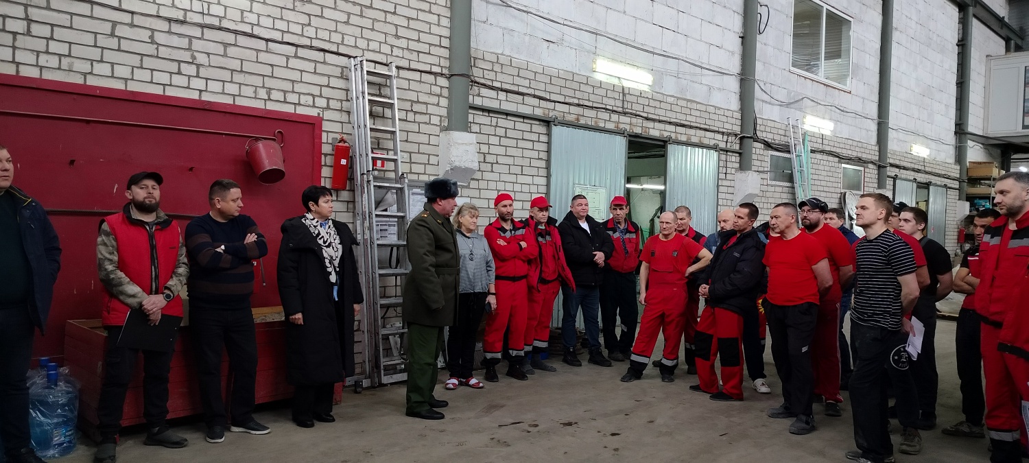 Заместитель главы местной администрации Ирина Антонова  и  военный комиссар по Бессоновскому и Мокшанскому районам Александр Пруцков  встретились  с коллективом ООО «Мегапласт»
