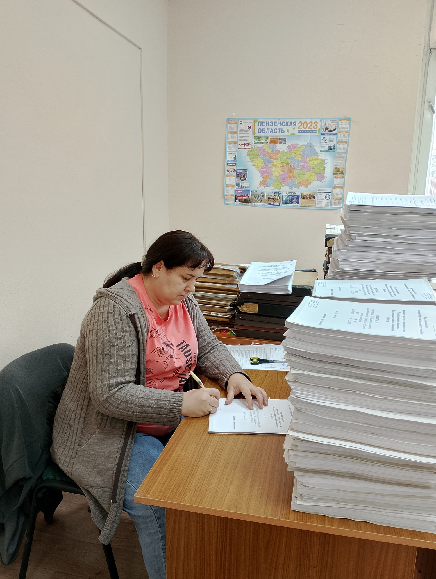 Рабочие будни архивного отдела администрации Бессоновского района