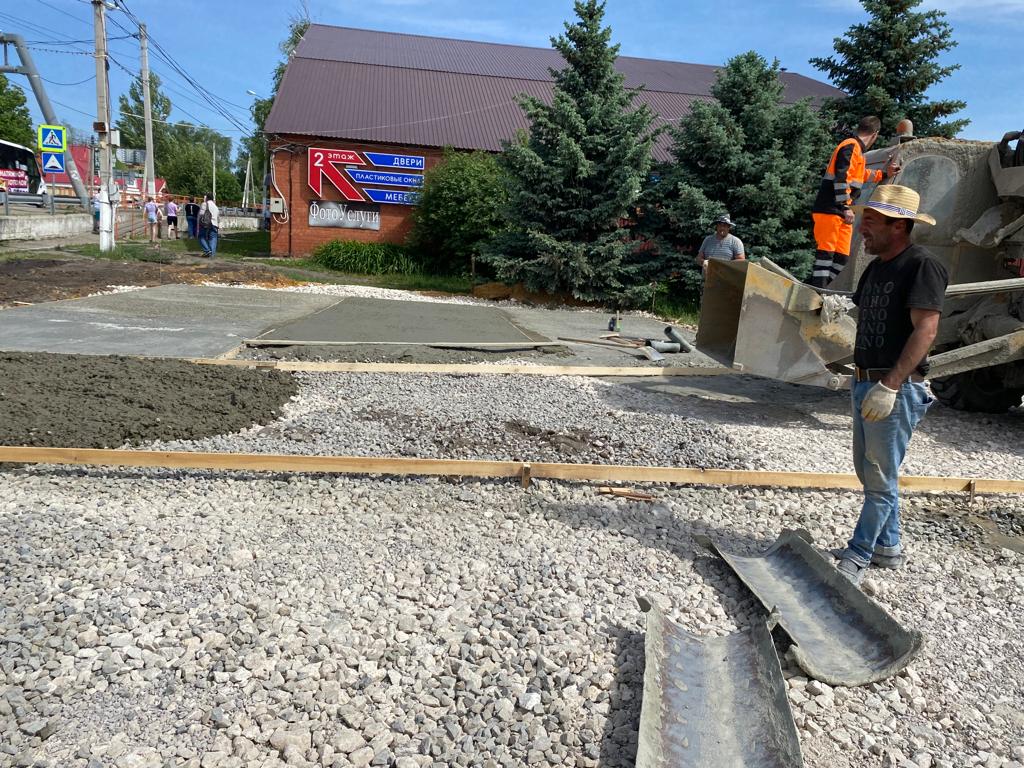 В селе Бессоновка продолжаются работы по благоустройству общественной территории перед районным Домом культуры