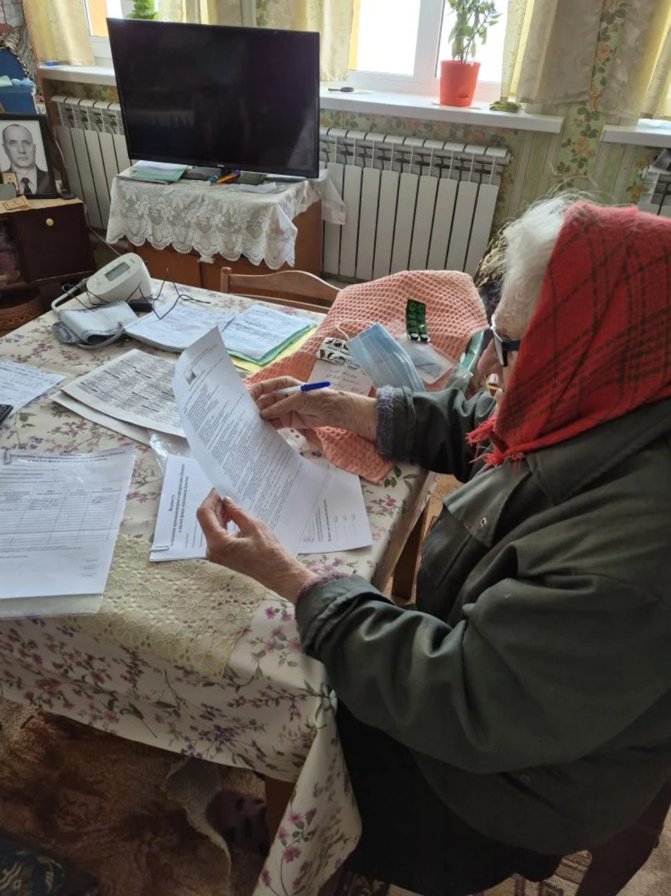Сотрудники Бессоновского комплексного центра социального обслуживания населения продолжают проводить профилактические беседы с гражданами пожилого возраста и инвалидами, получающими социальные услуги на дому.