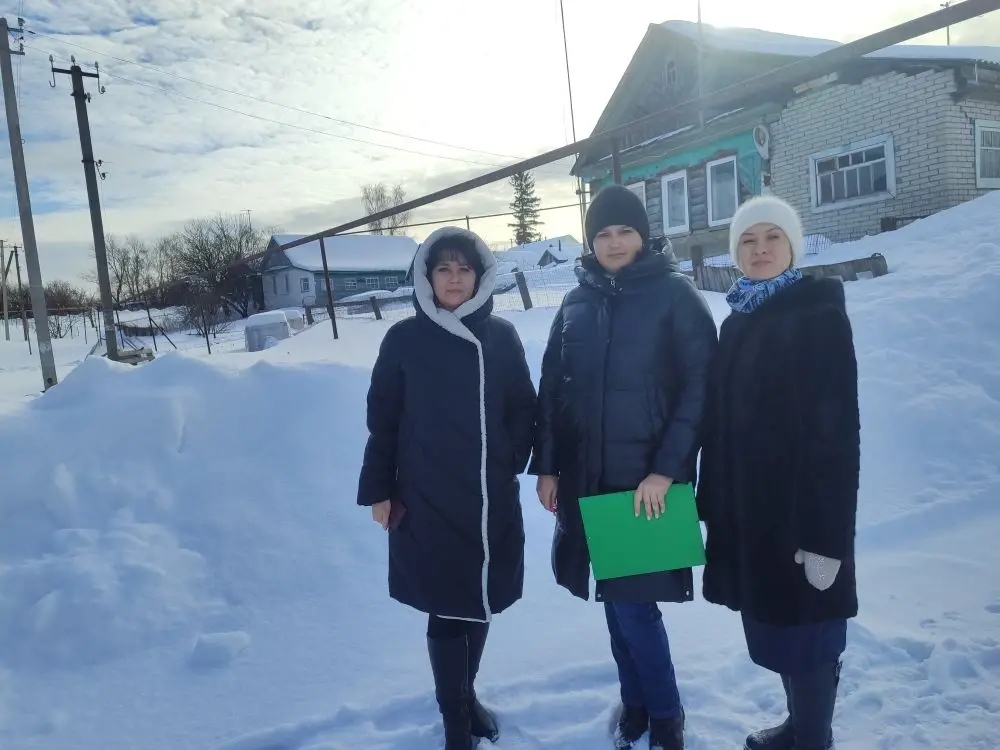 Специалисты Бессоновского комплексного центра социального обслуживания населения провели профилактическое посещение семей, Специалисты Бессоновского комплексного центра социального обслуживания населения провели профилактическое посещение семей,