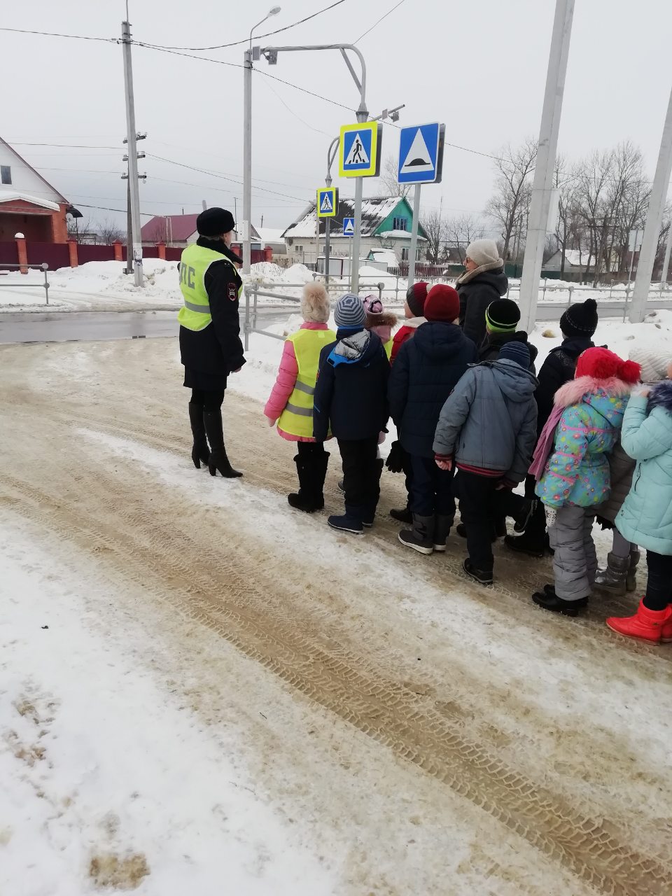 Автоинспекторы и школьники изучают безопасный маршрут из школы домой